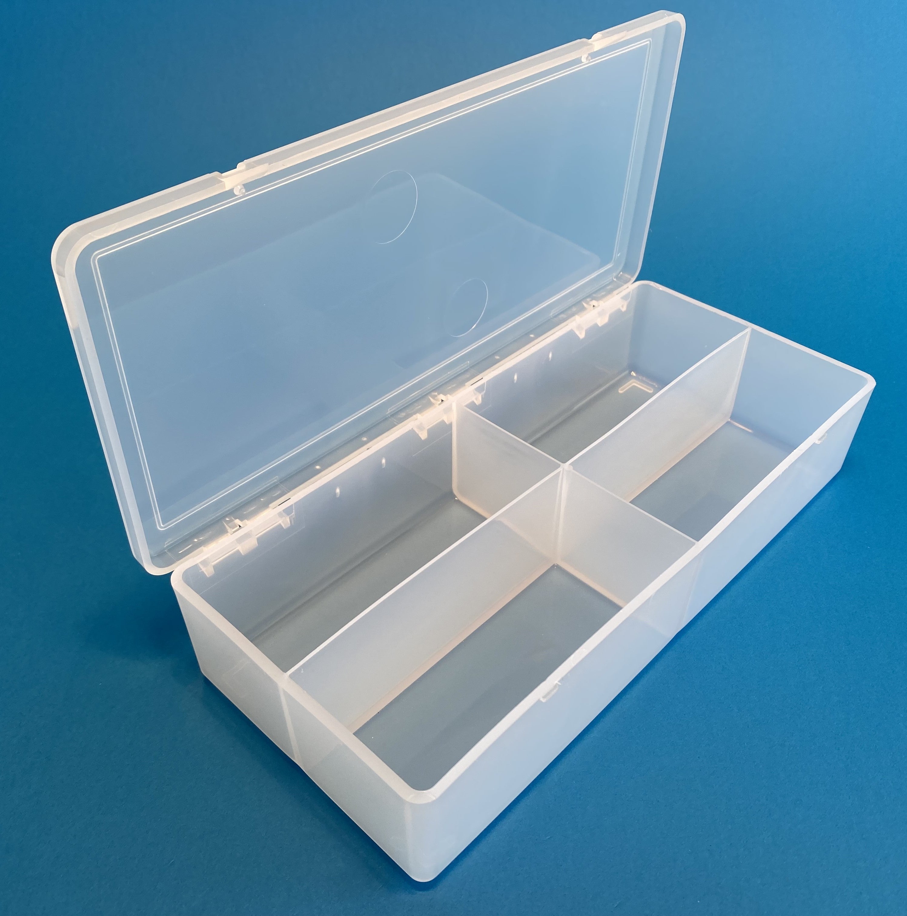D54 case, 4 bays, molded in clear polypropylene, open