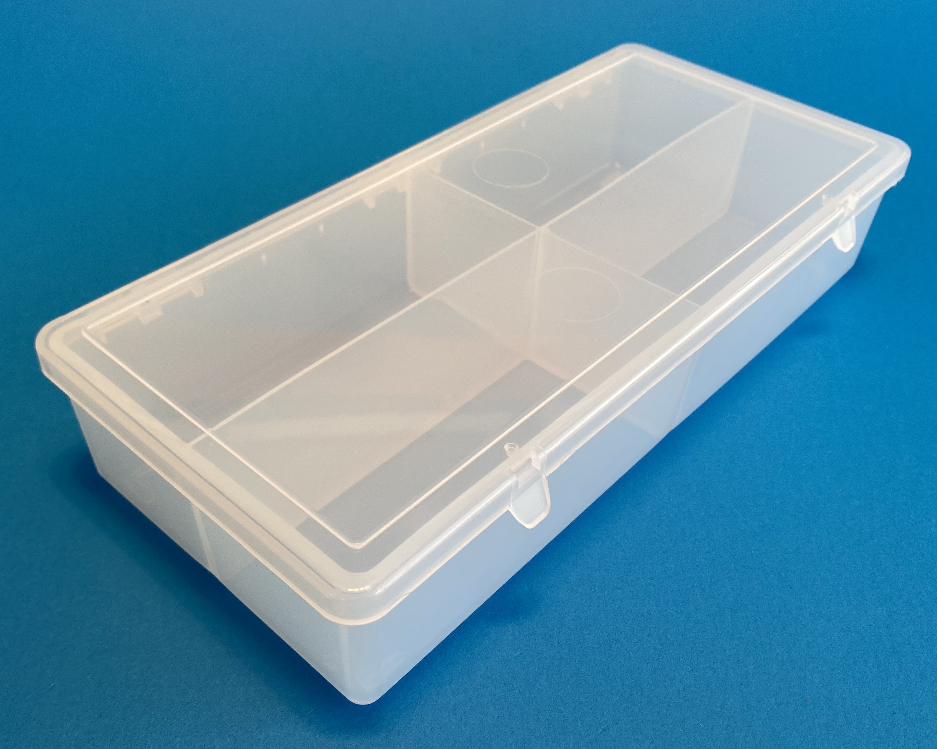 D54 case, 4 bays, molded in clear polypropylene, closed view 1