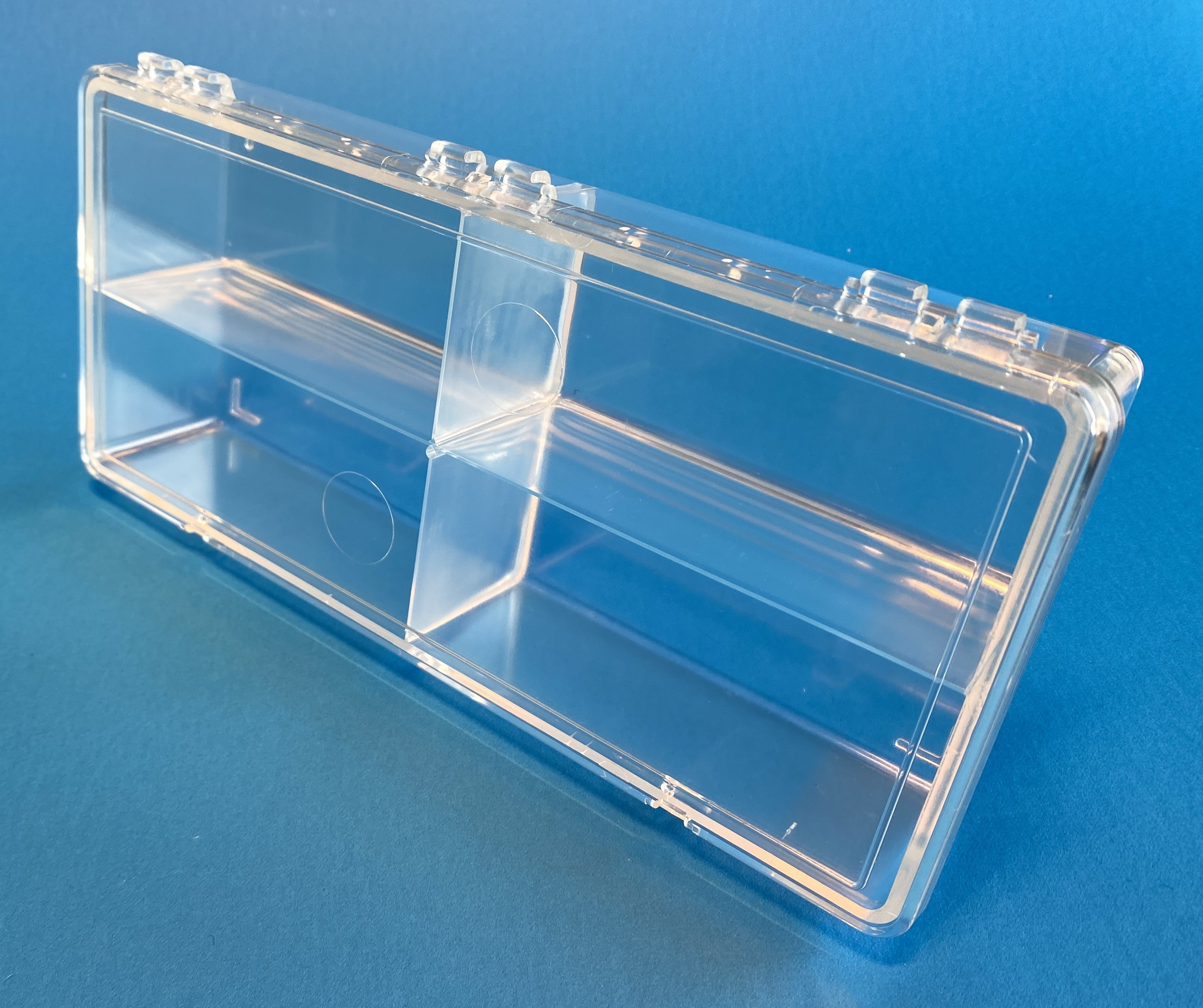 D54 case, 4 bays, molded in clear impact-protected copolymer, closed view 2