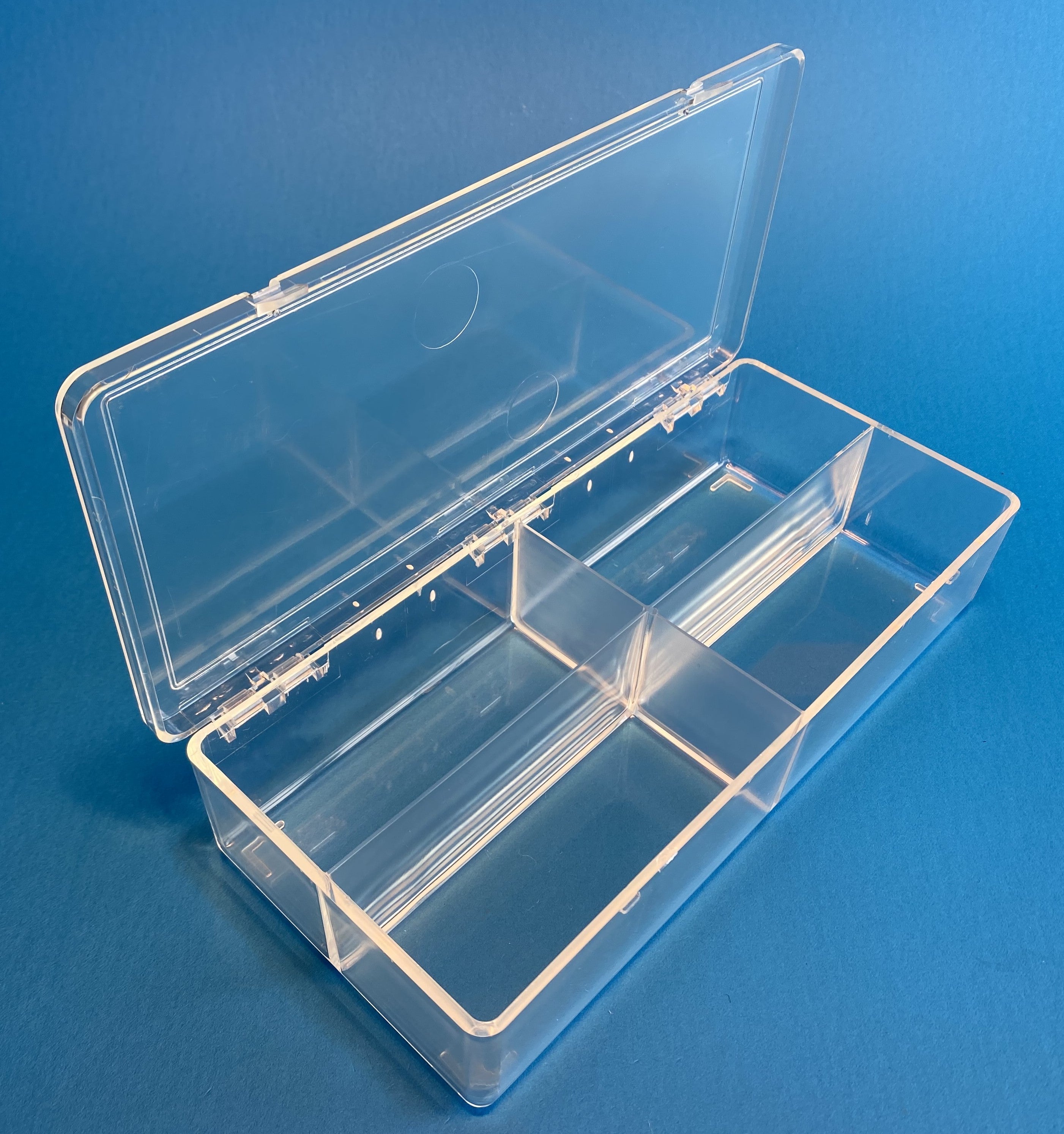 D54 case, 4 bays, molded in clear impact-protected copolymer, open