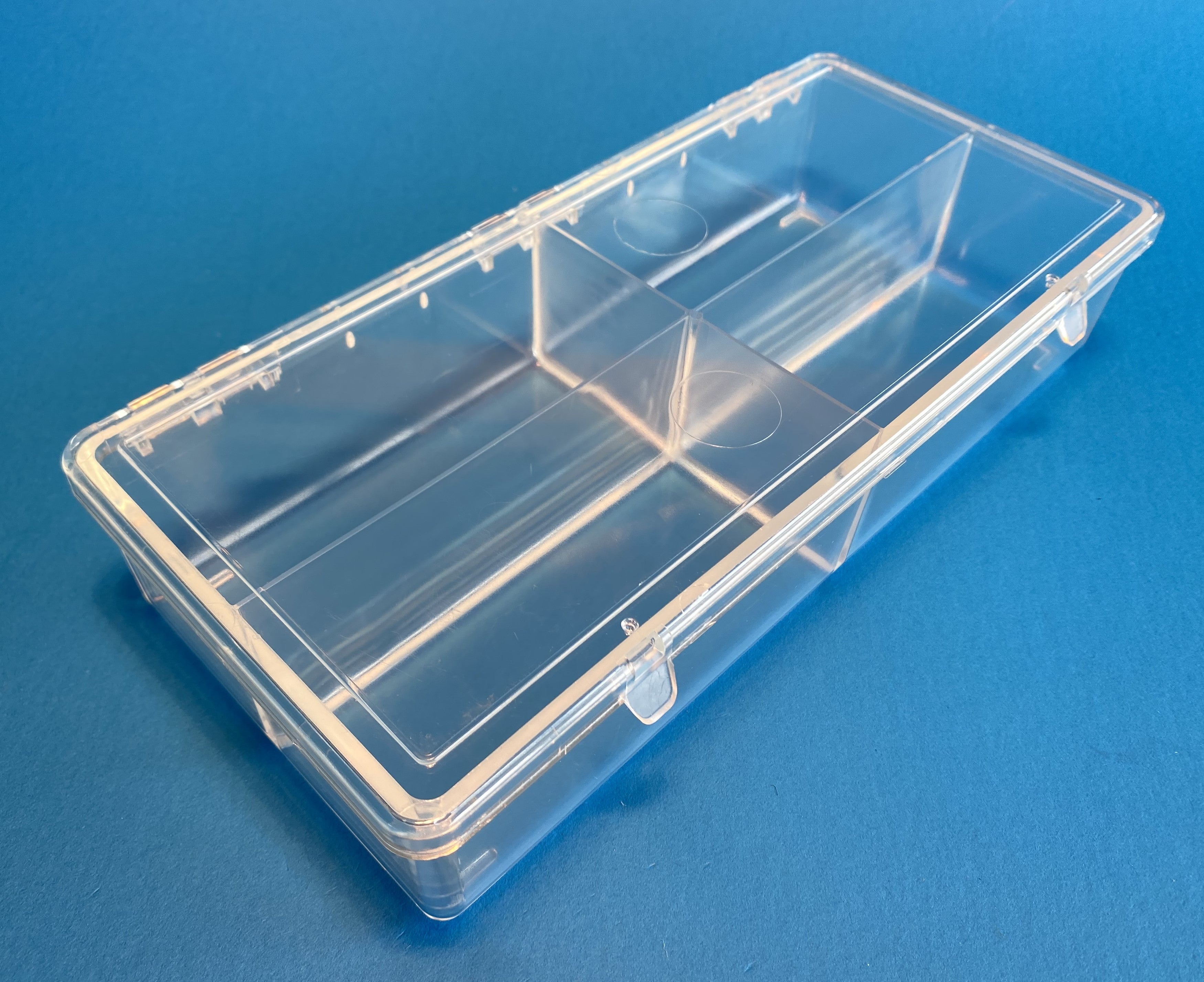 D54 case, 4 bays, molded in clear impact-protected copolymer, closed view 1