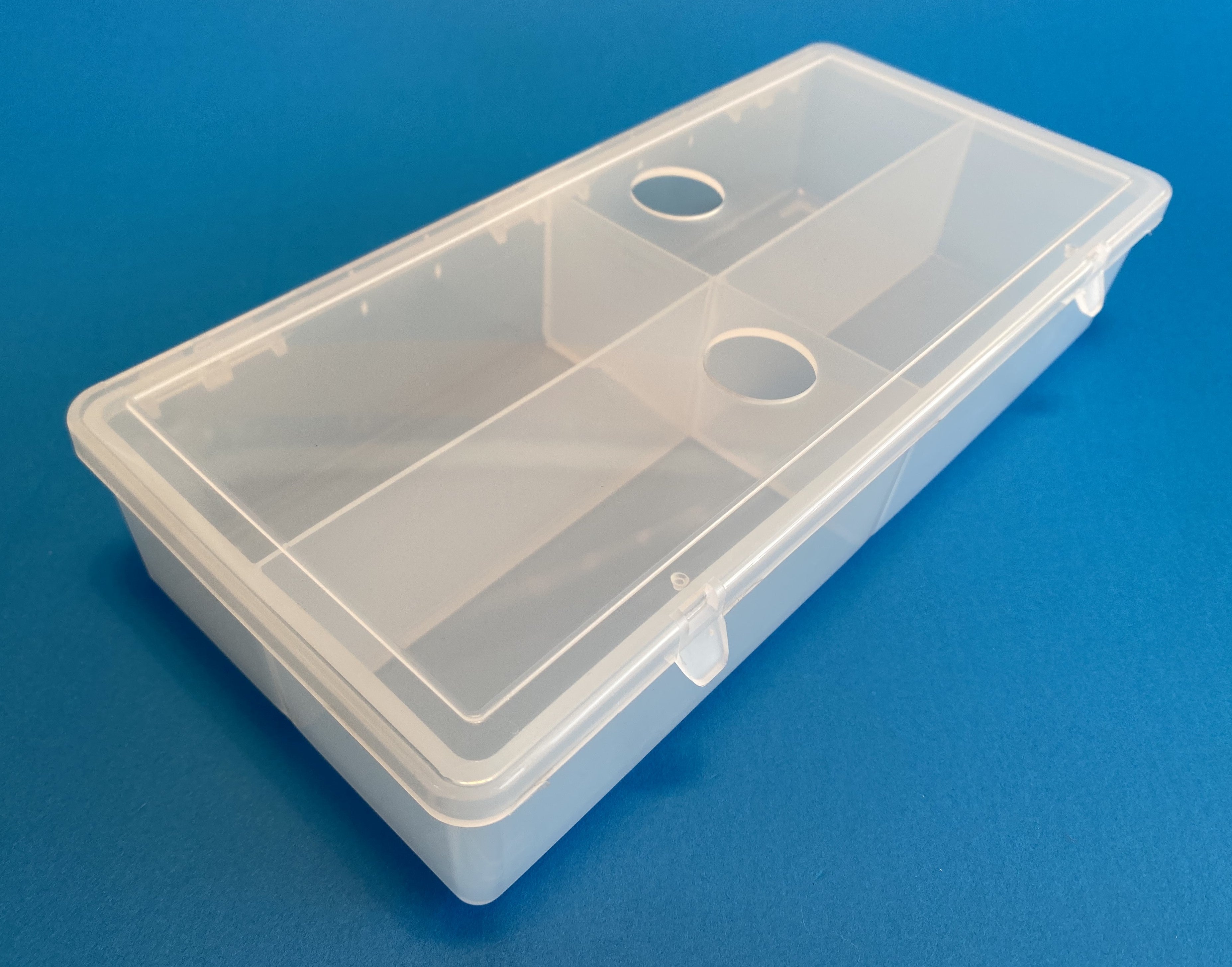 D54 case, 4 bays, with two finger holes in lid, molded in clear polypropylene, closed view 1