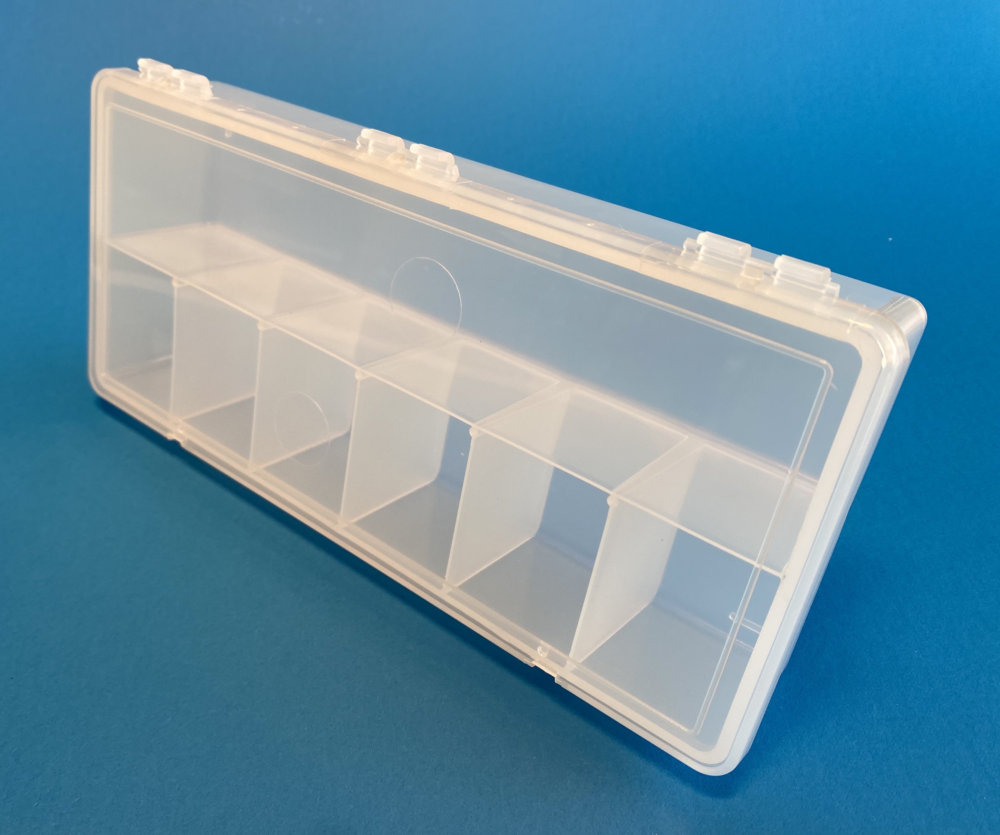 D54 case, 7 bays, molded in clear polypropylene, closed view 2