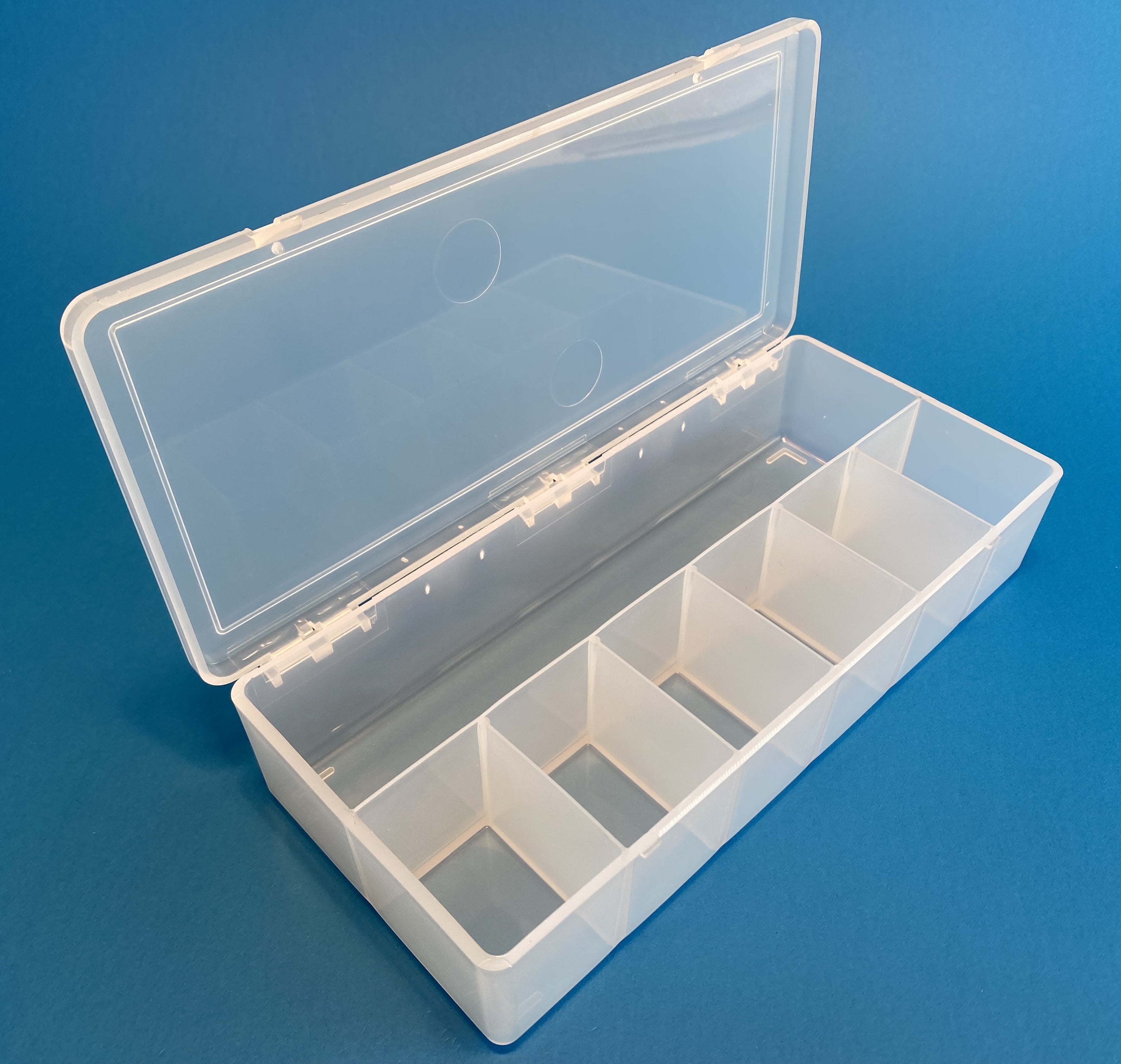 D54 case, 7 bays, molded in clear polypropylene, open