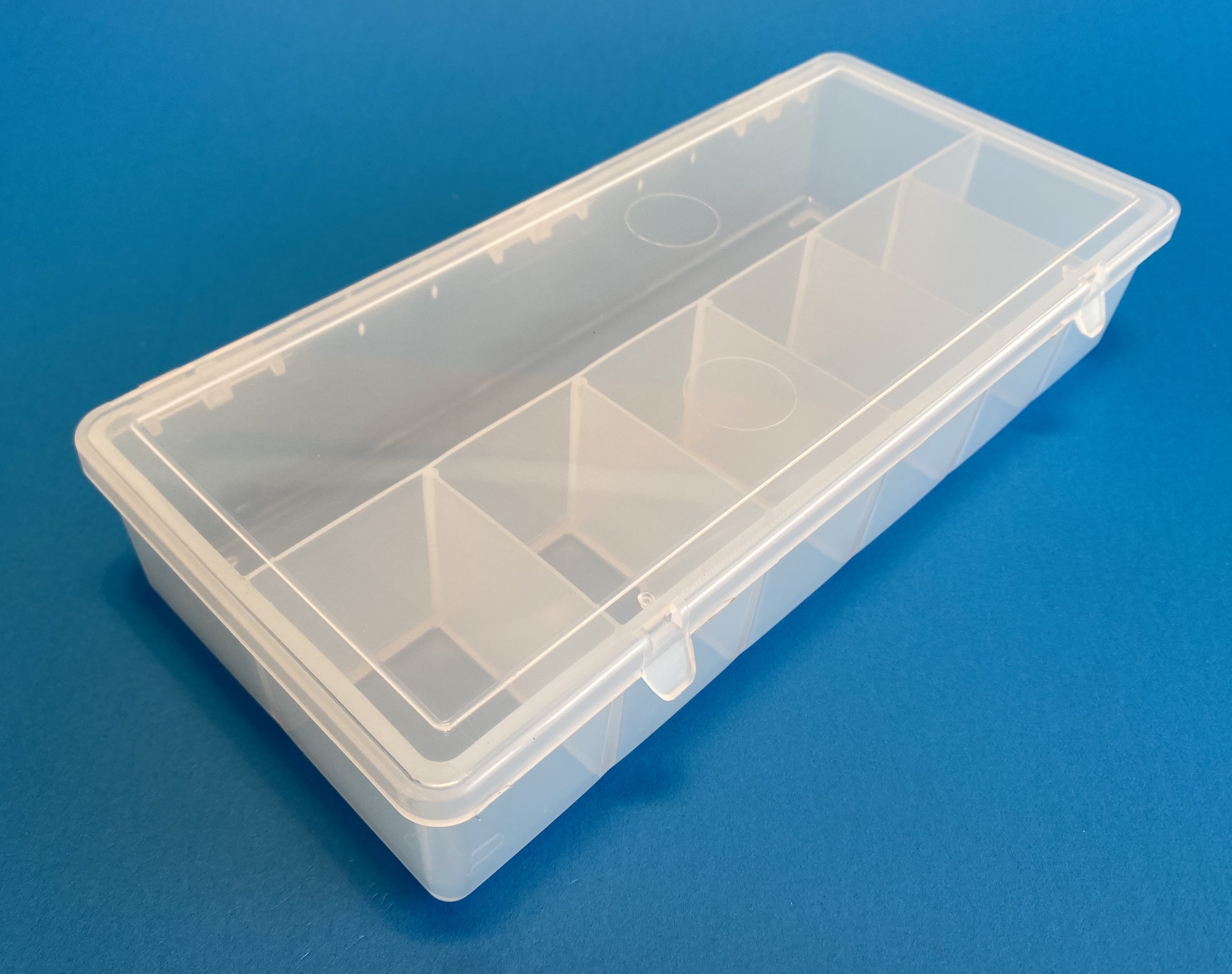 D54 case, 7 bays, molded in clear polypropylene, closed view 1