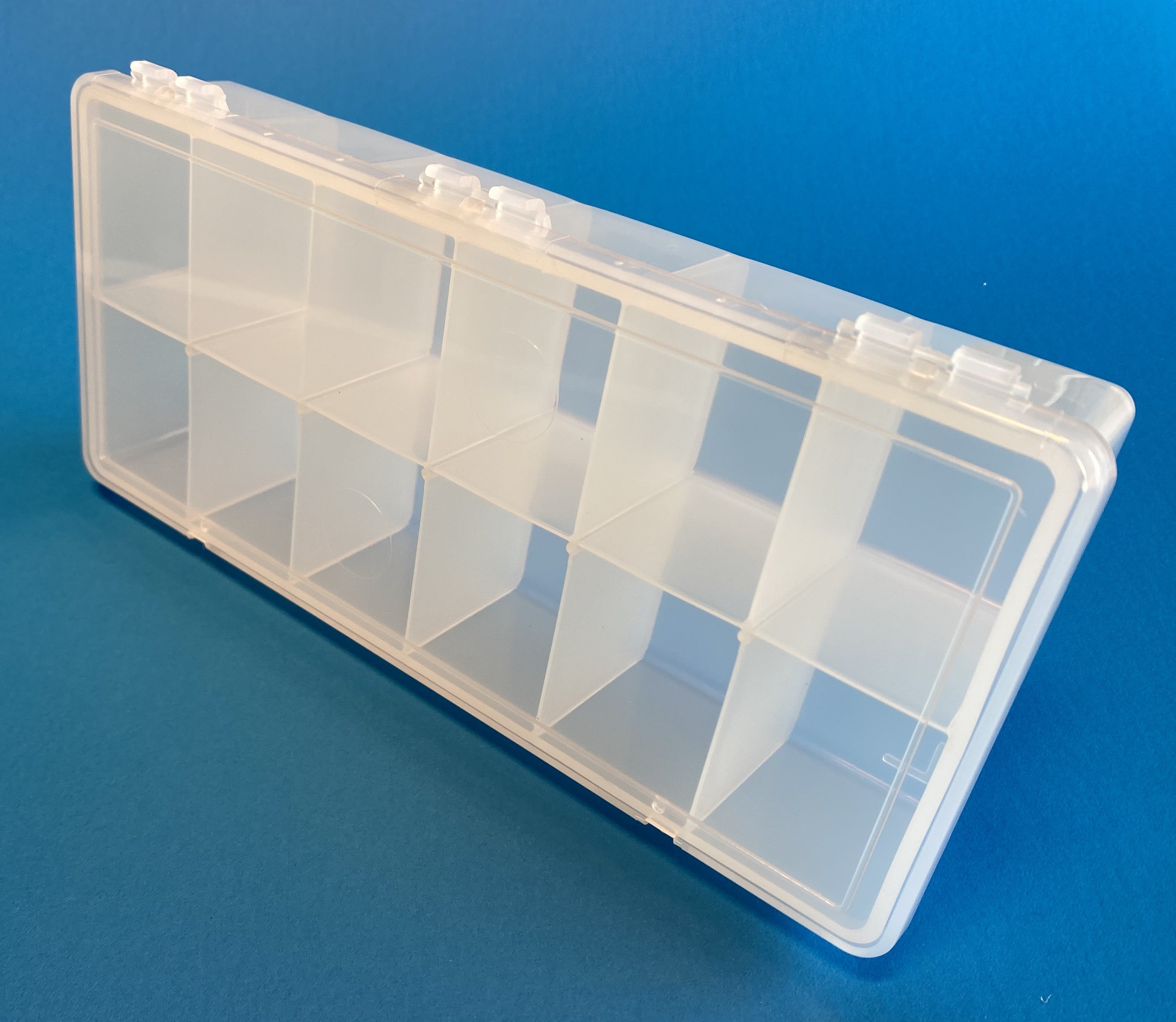D54 case, 12 bays, molded in clear polypropylene, closed view 2
