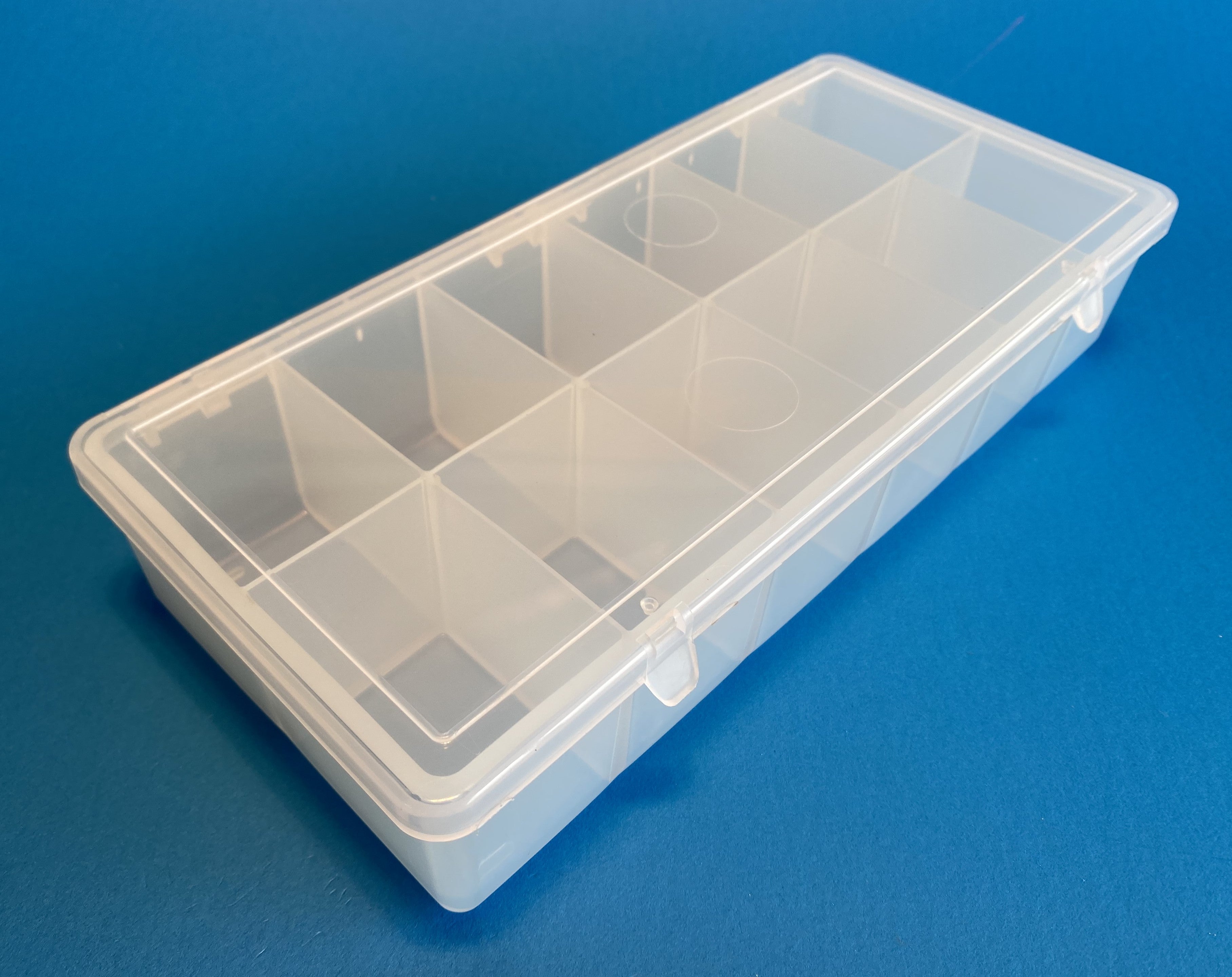 D54 case, 12 bays, molded in clear polypropylene, closed view 1