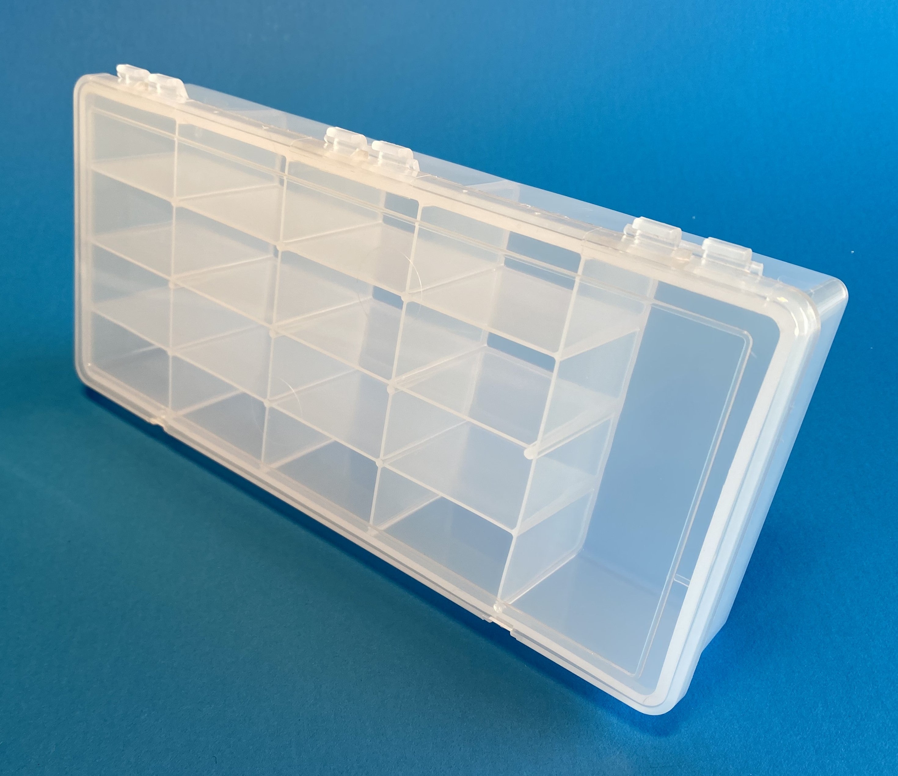 D54 case, 17 bays, molded in clear polypropylene, closed view 2