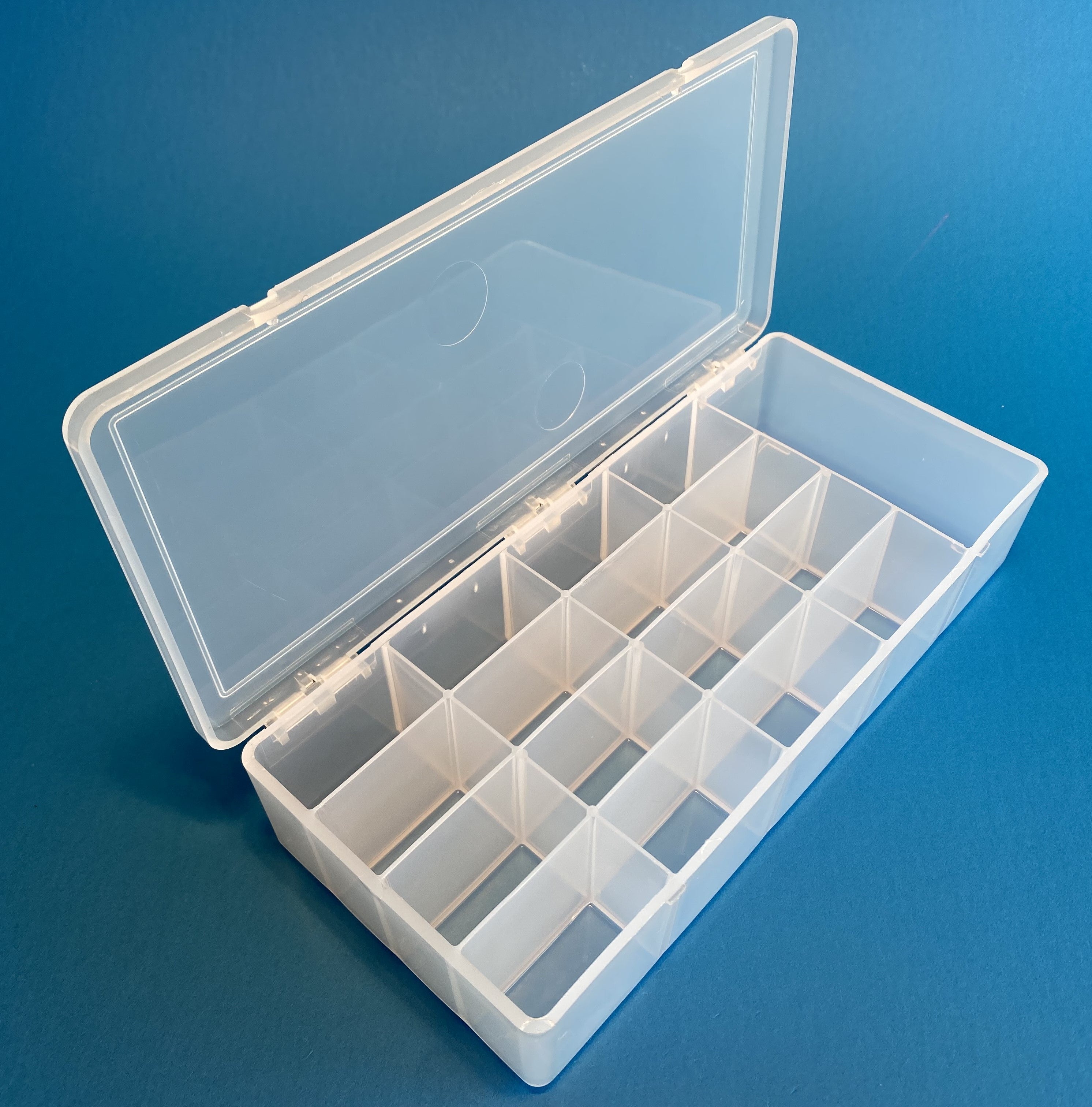 D54 case, 17 bays, molded in clear polypropylene, open