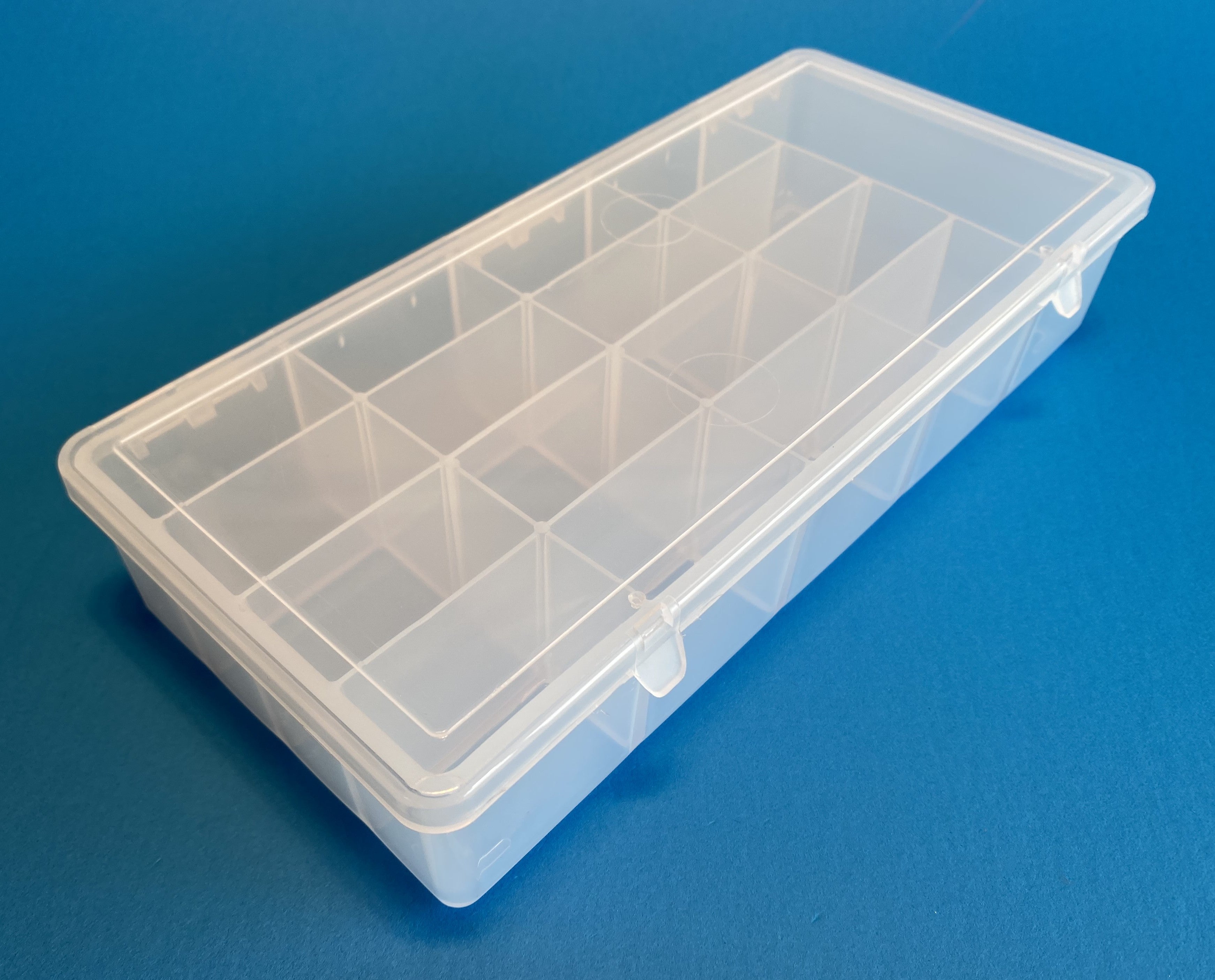D54 case, 17 bays, molded in clear polypropylene, closed view 1