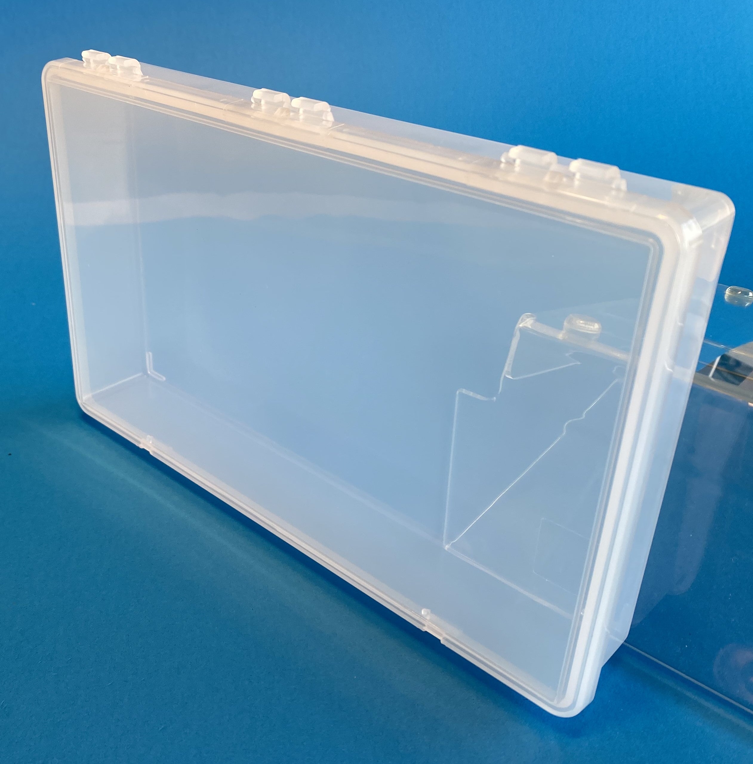 D55 case, 1 bay, molded in clear polypropylene, closed view 2