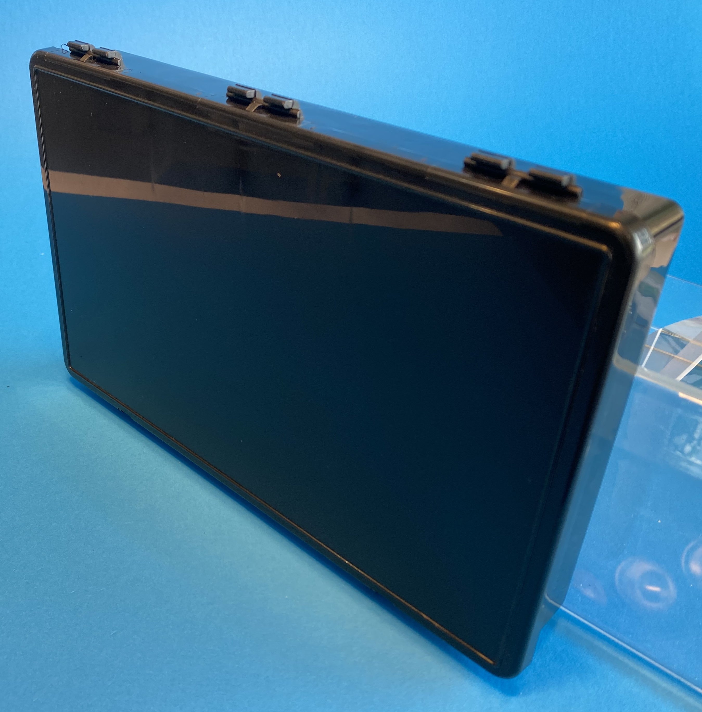 D55 case, 1 bay, molded in black conductive polypropylene, closed view 2