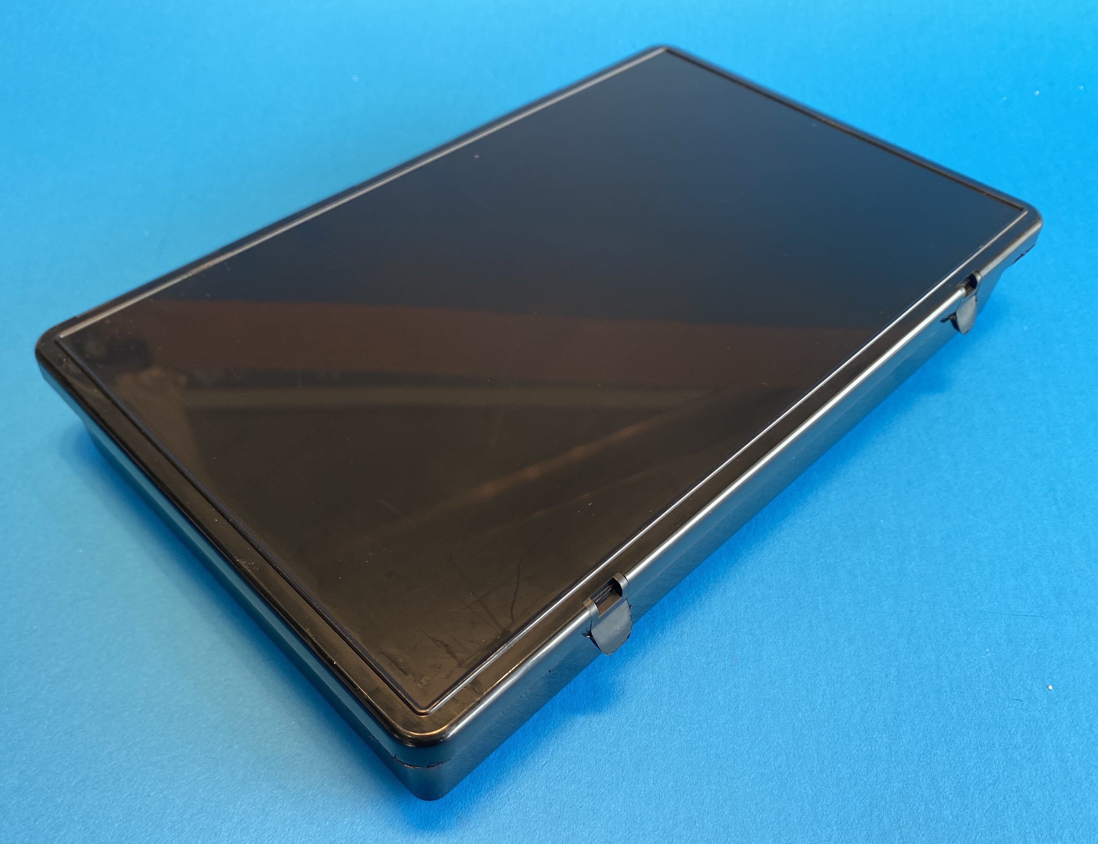 D55 case, 1 bay, molded in black conductive polypropylene, closed view 1