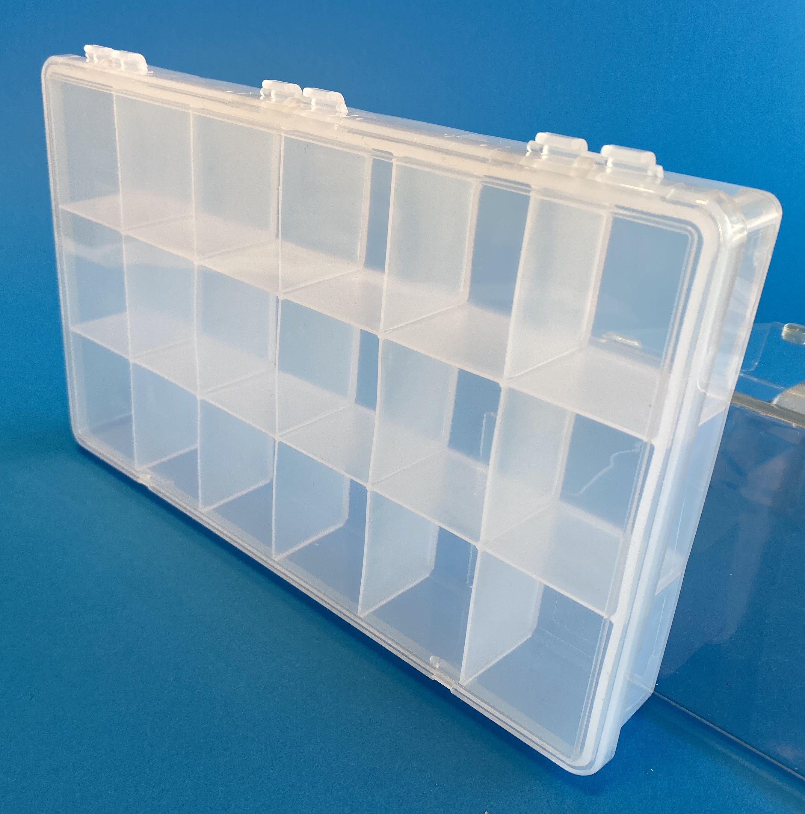 D55 case, 18 bays, molded in clear polypropylene, closed view 2