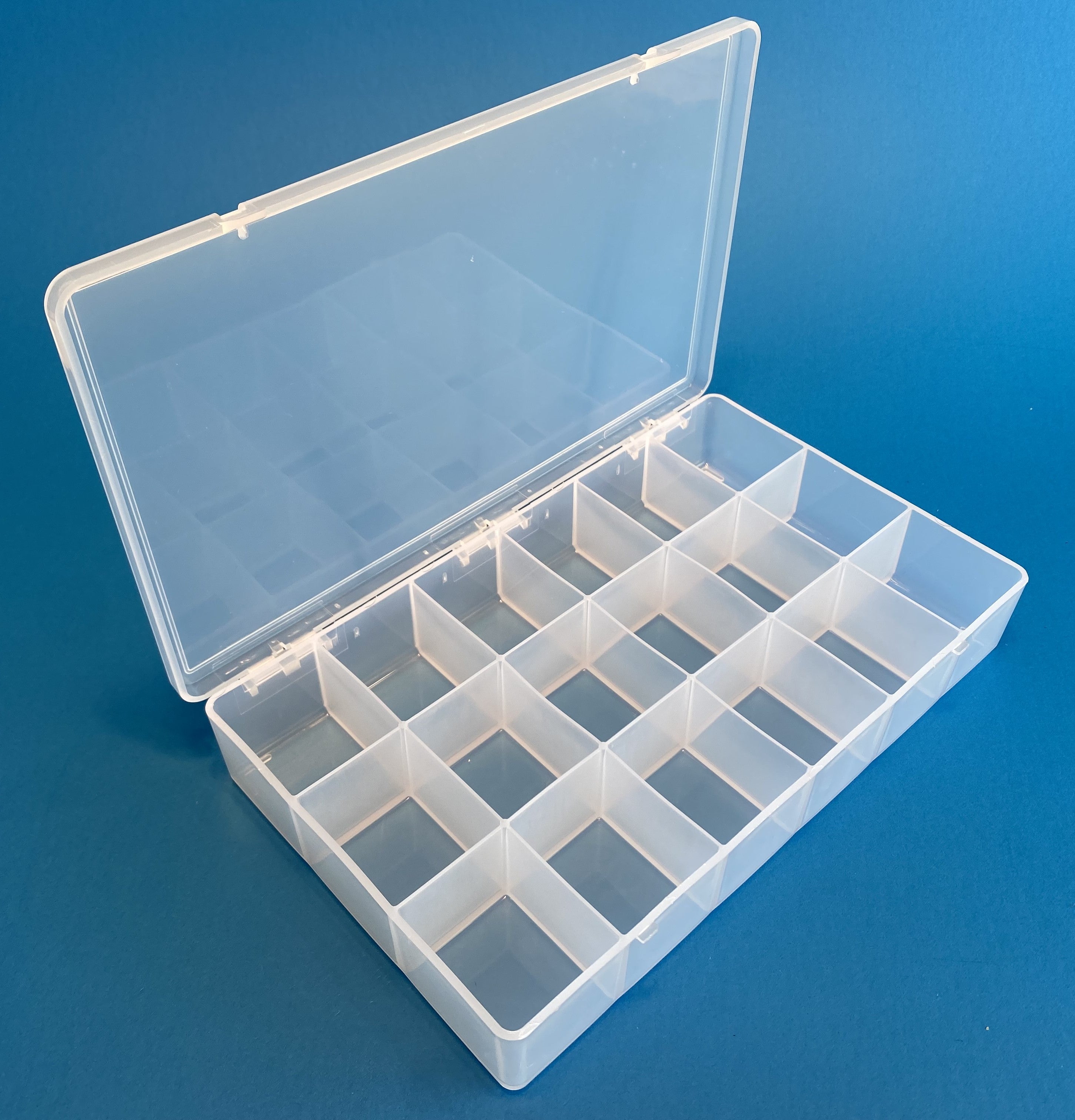 D55 case, 18 bays, molded in clear polypropylene, open