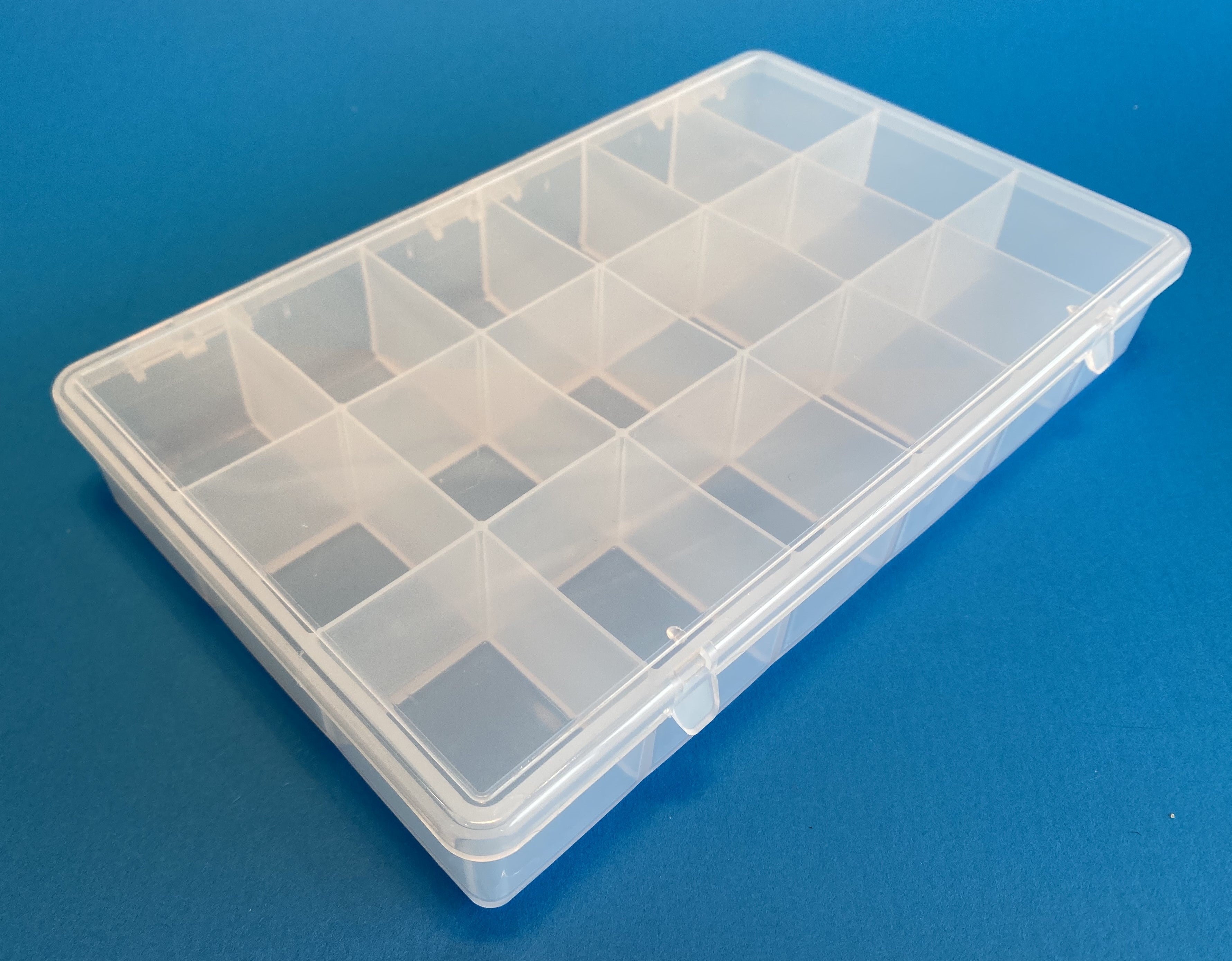 D55 case, 18 bays, molded in clear polypropylene, closed view 1