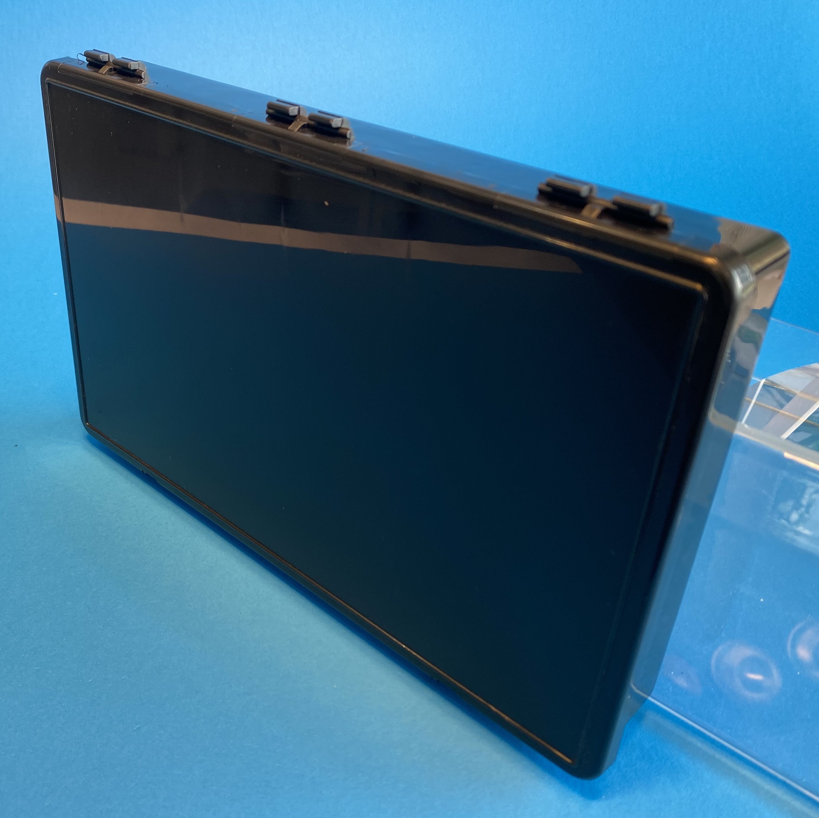 D55 case, 18 bays, molded in black conductive polypropylene, closed view 2