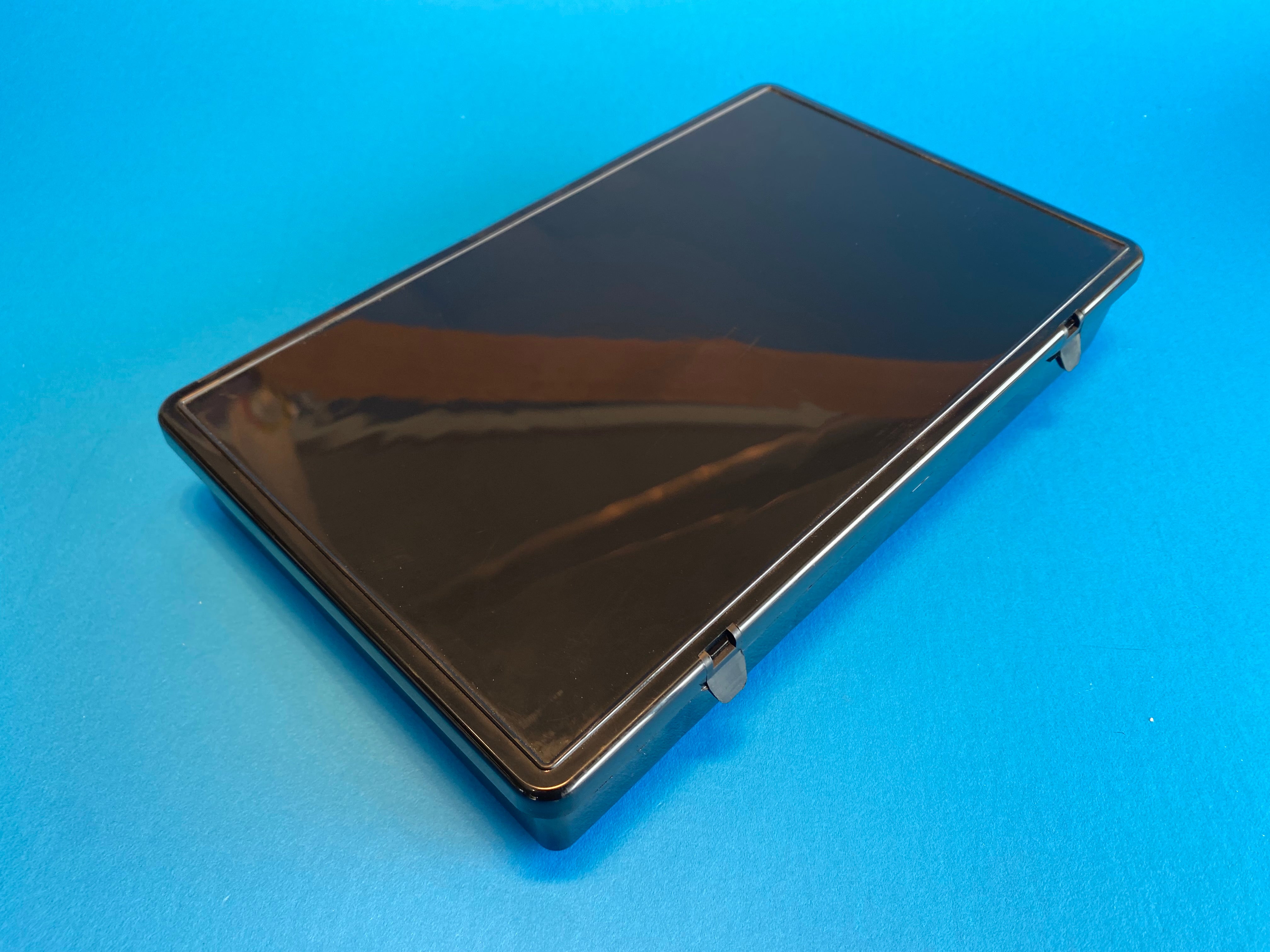 D55 case, 18 bays, molded in black conductive polypropylene, closed view 1