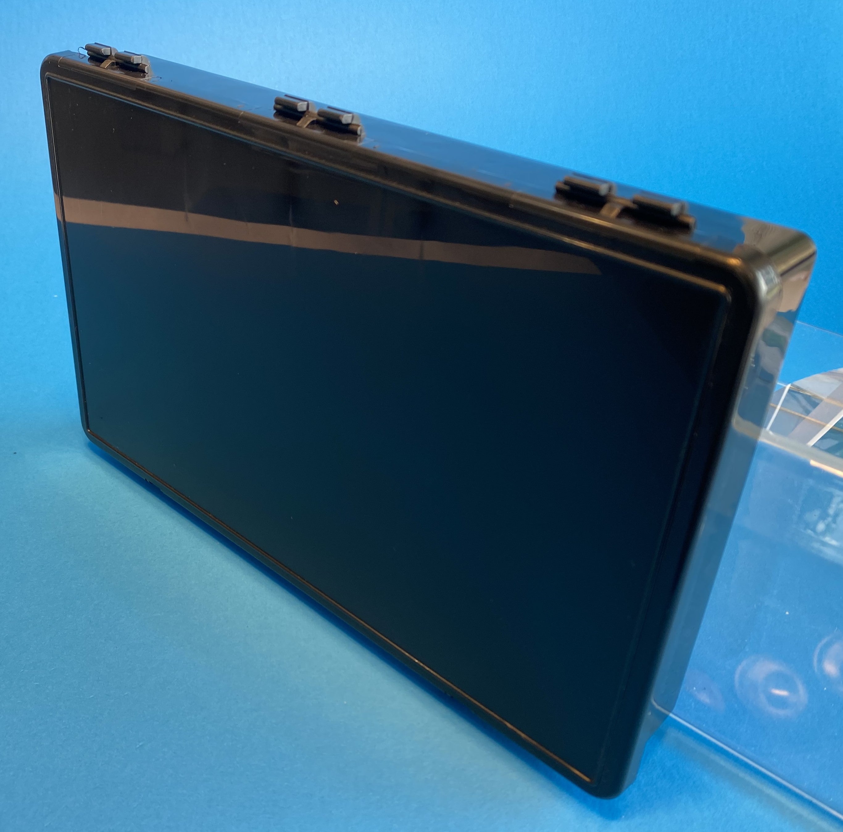 D55 case, 12 bays, molded in black conductive polypropylene, closed view 2