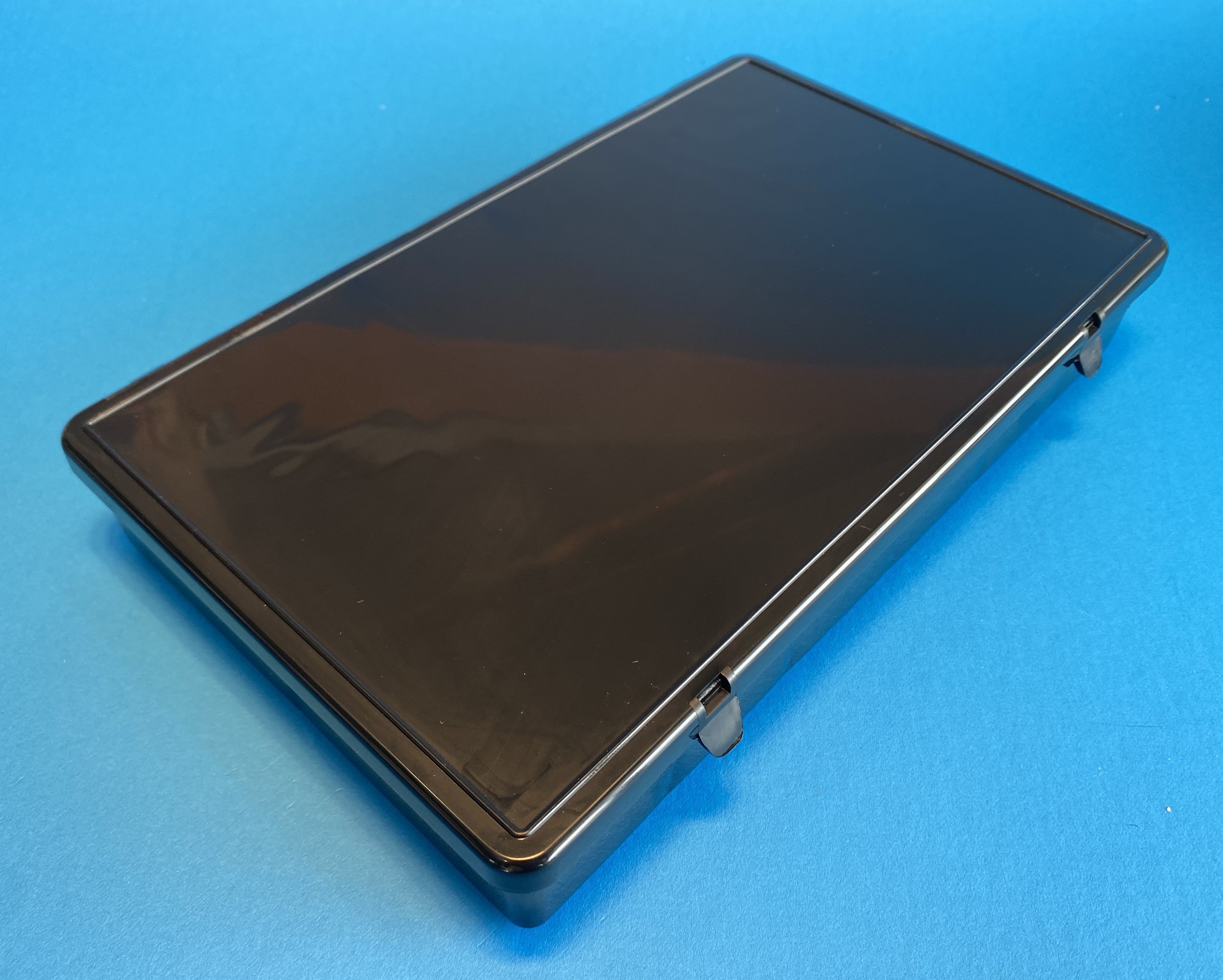 D55 case, 12 bays, molded in black conductive polypropylene, closed view 1