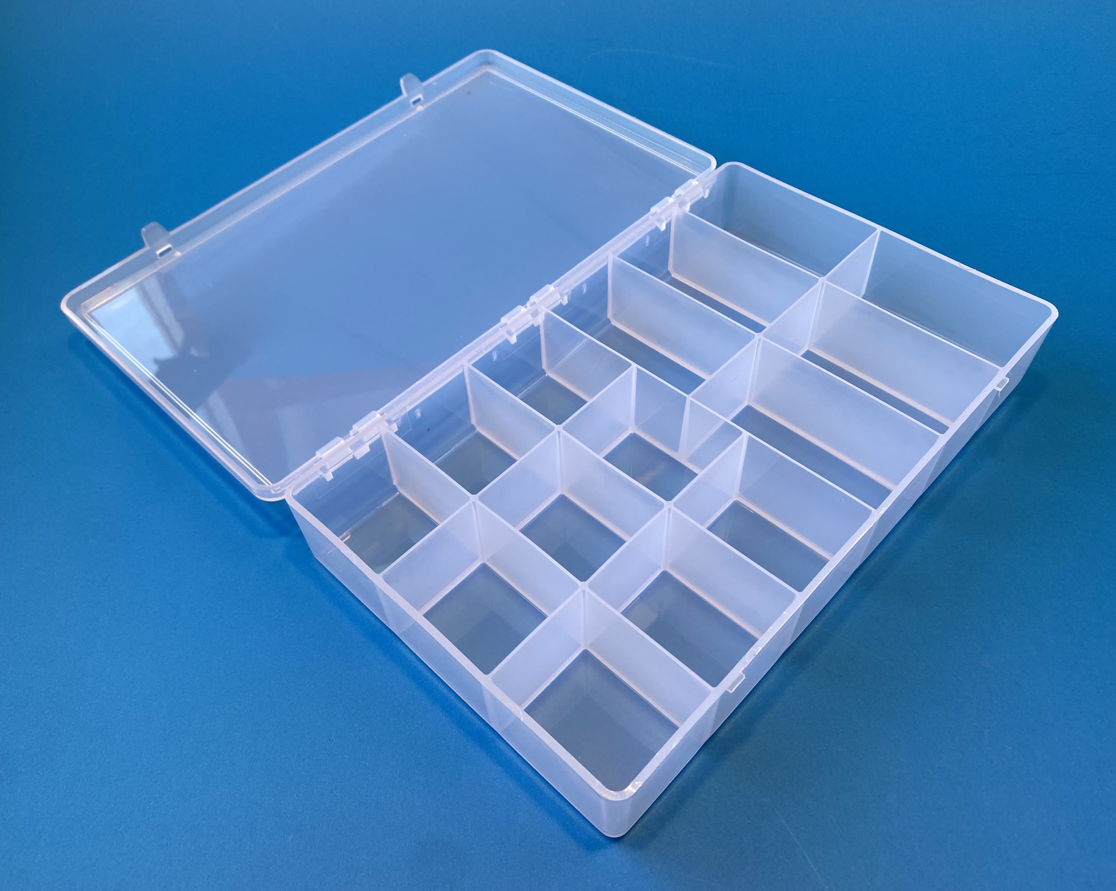 D55 case, 15 bays, molded in clear polypropylene, open