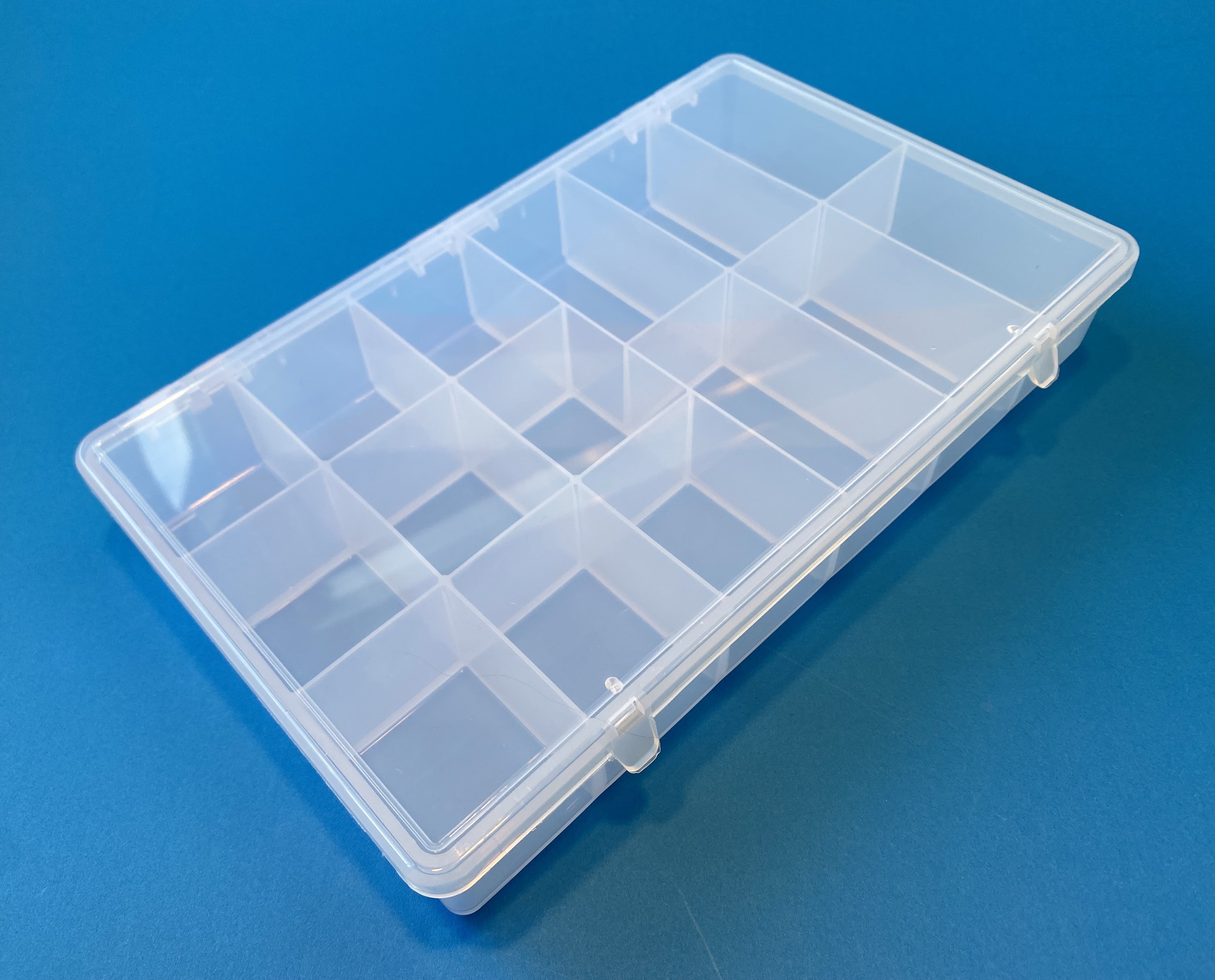 D55 case, 15 bays, molded in clear polypropylene, closed view 1