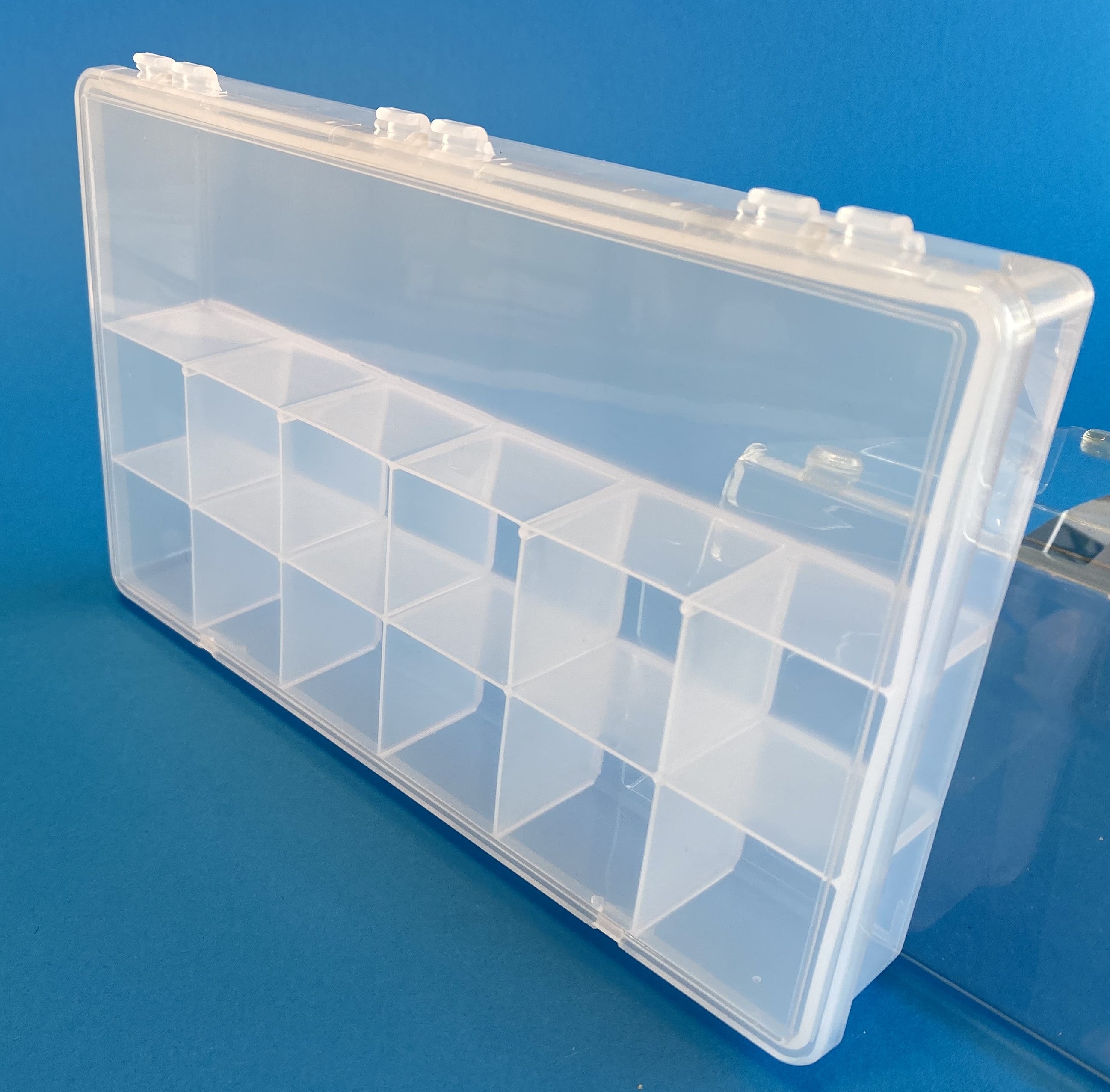 D55 case, 13 bays, molded in clear polypropylene, closed view 2