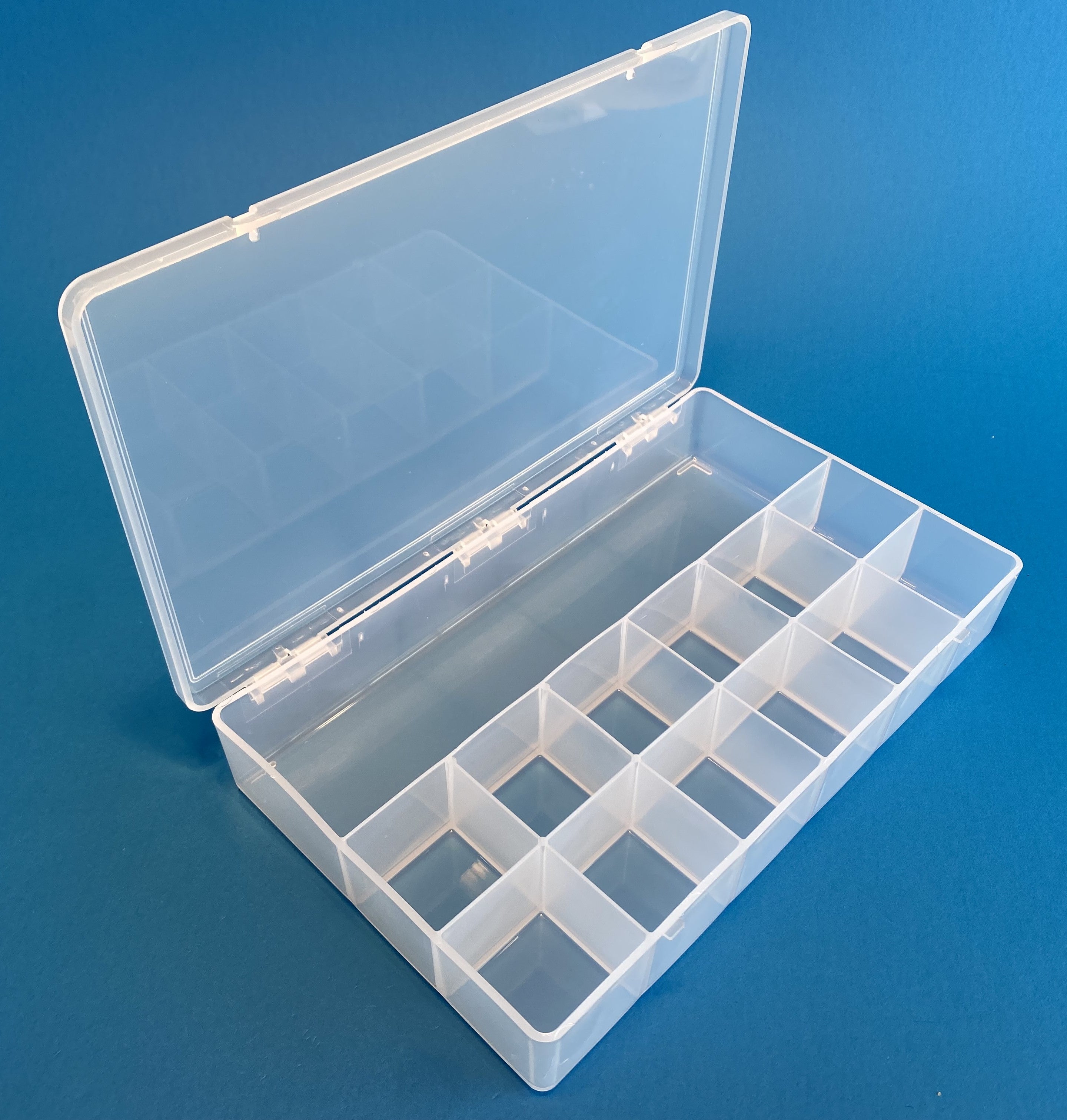 D55 case, 13 bays, molded in clear polypropylene, open
