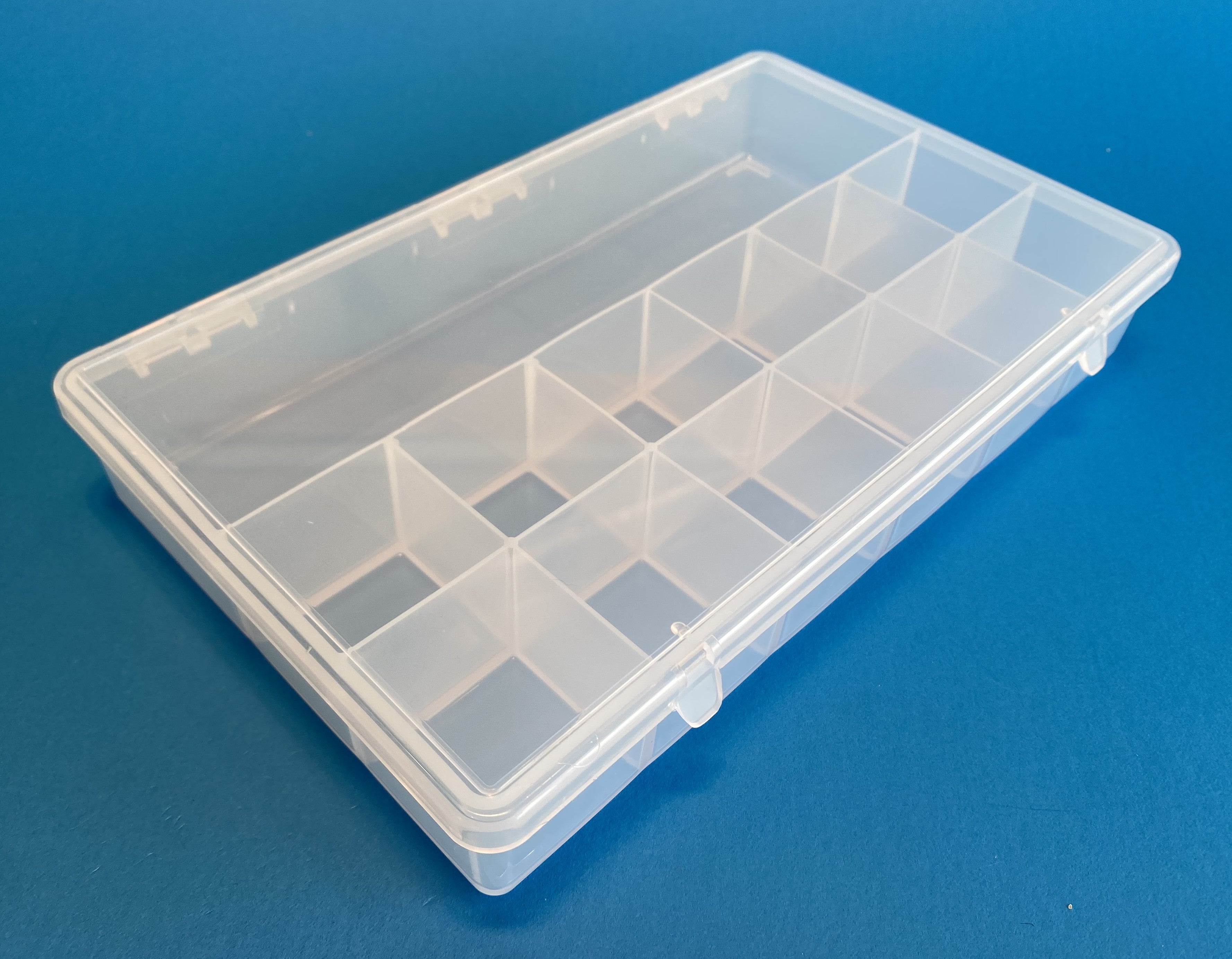 D55 case, 13 bays, molded in clear polypropylene, closed view 1