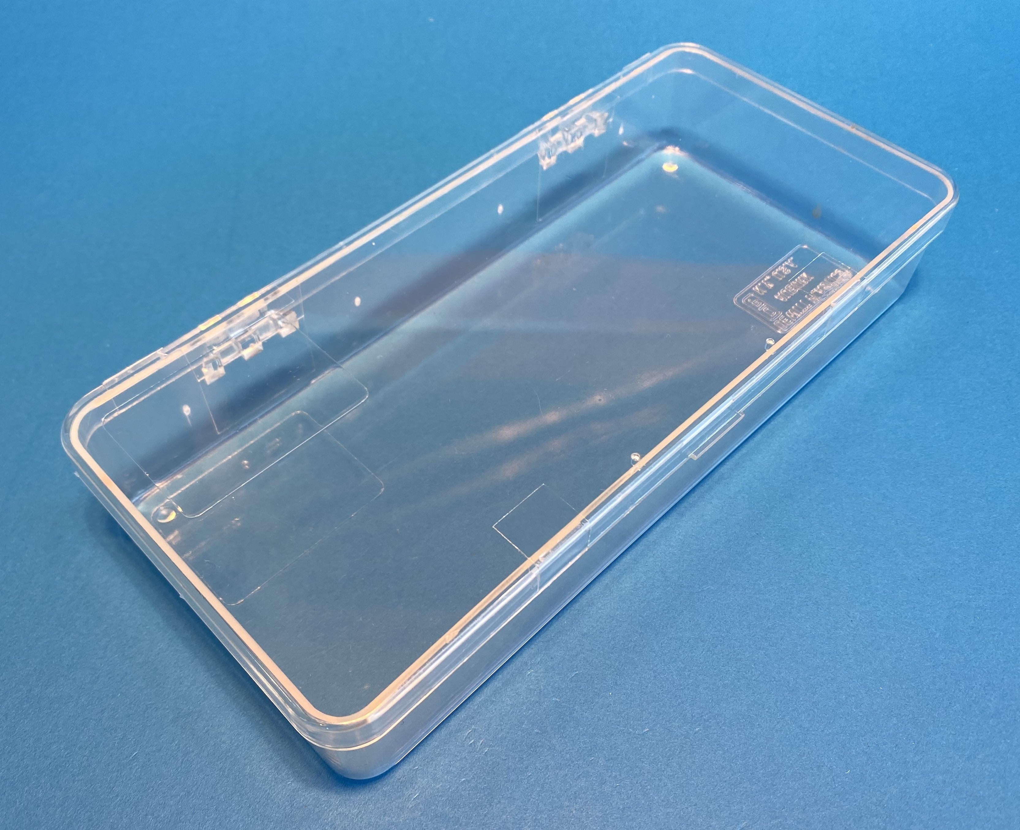 D83 case, 1 bay, molded in clear impact-protected copolymer, closed view 1