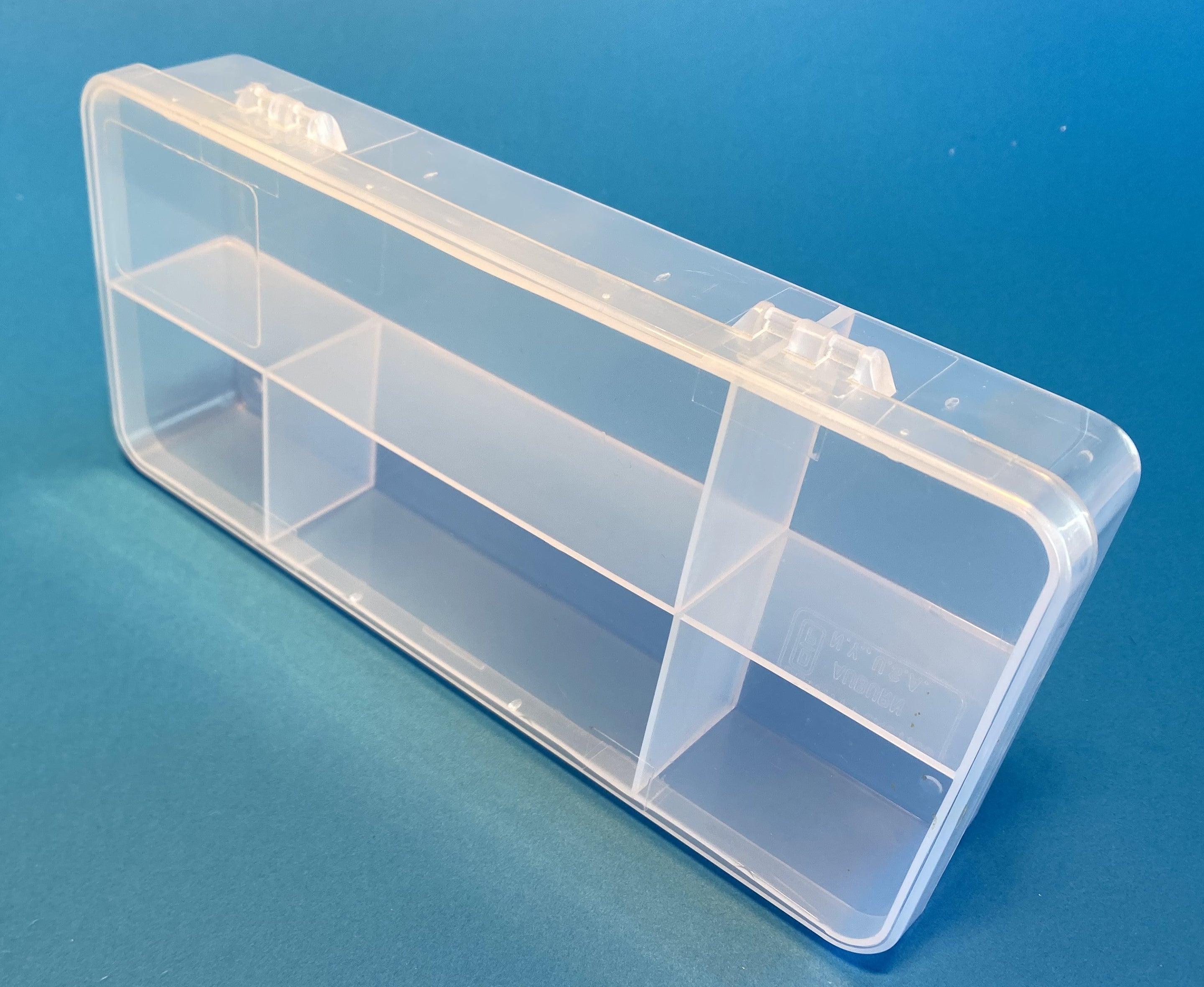 D83 case, 5 bays, molded in clear polypropylene, closed view 2