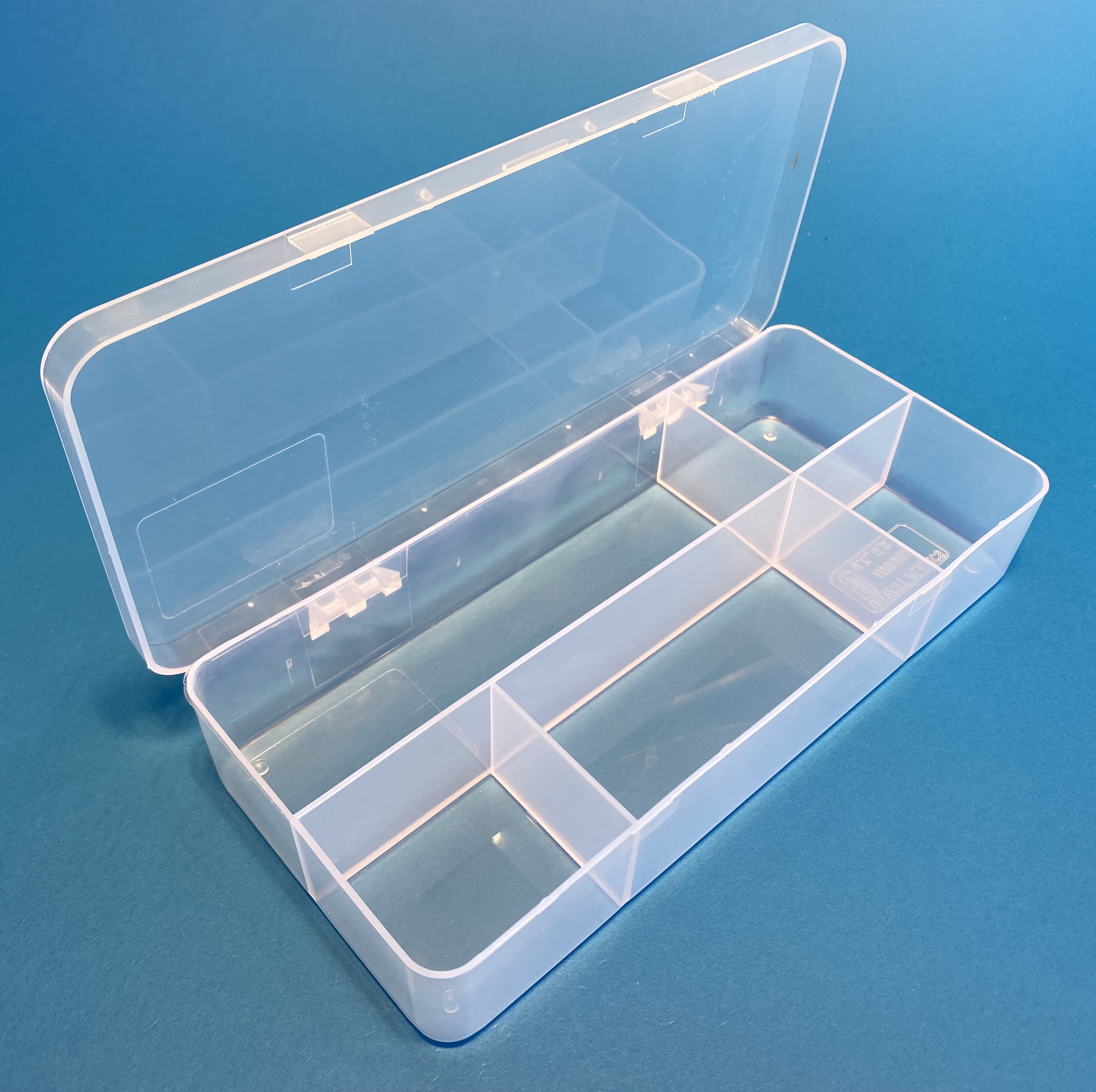 D83 case, 5 bays, molded in clear polypropylene, open