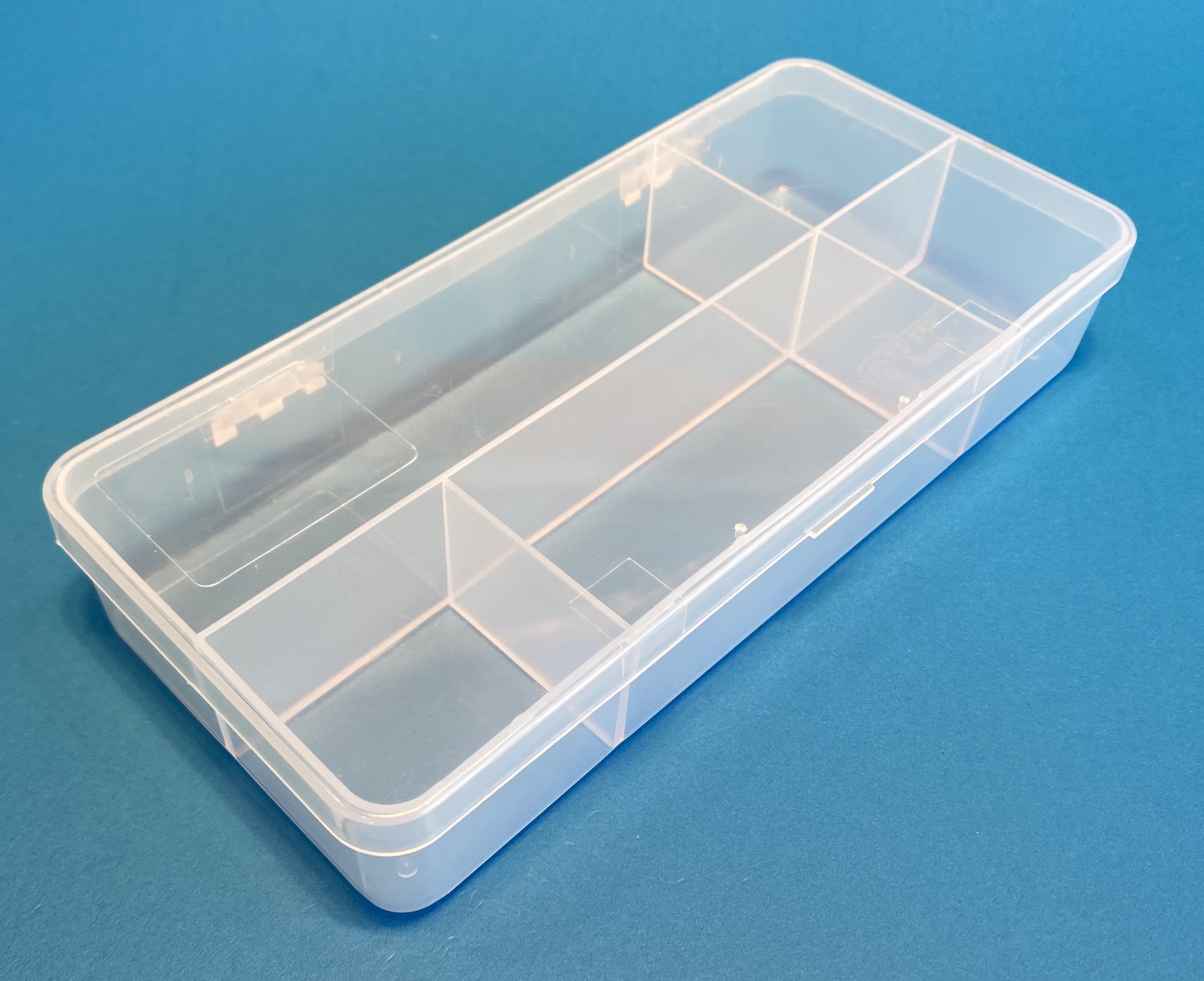D83 case, 5 bays, molded in clear polypropylene, closed view 1