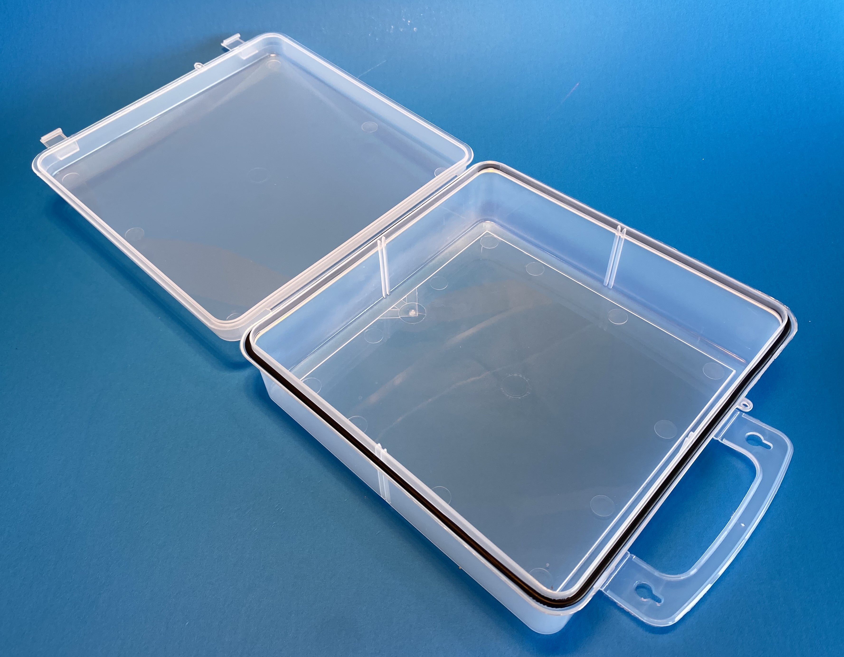 S24G Case in clear polypropylene, open
