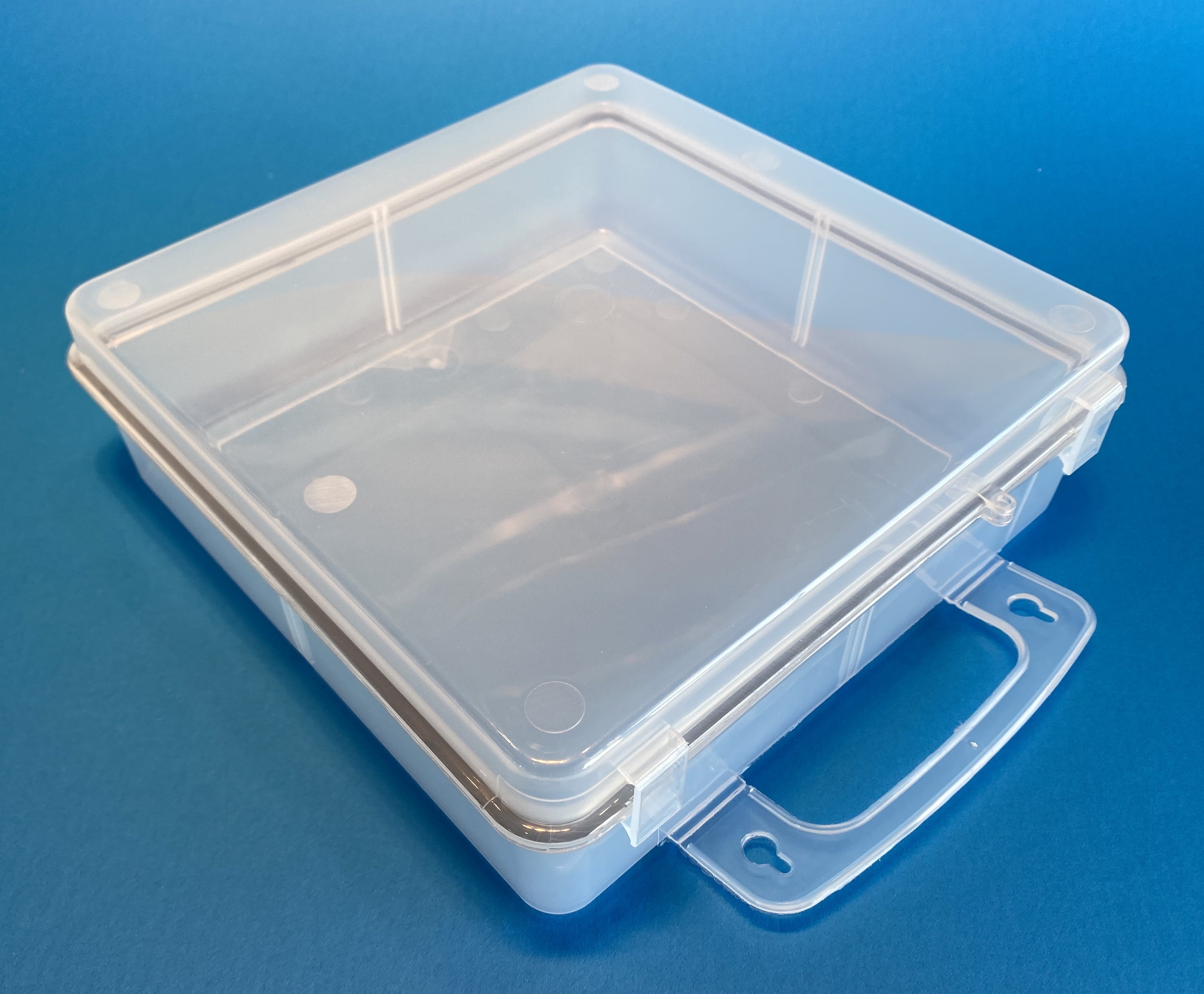 S24G Case in clear polypropylene, closed view 1